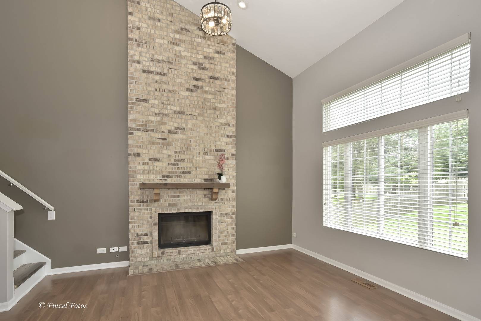 300 Briarwood LN, Algonquin, IL 60102