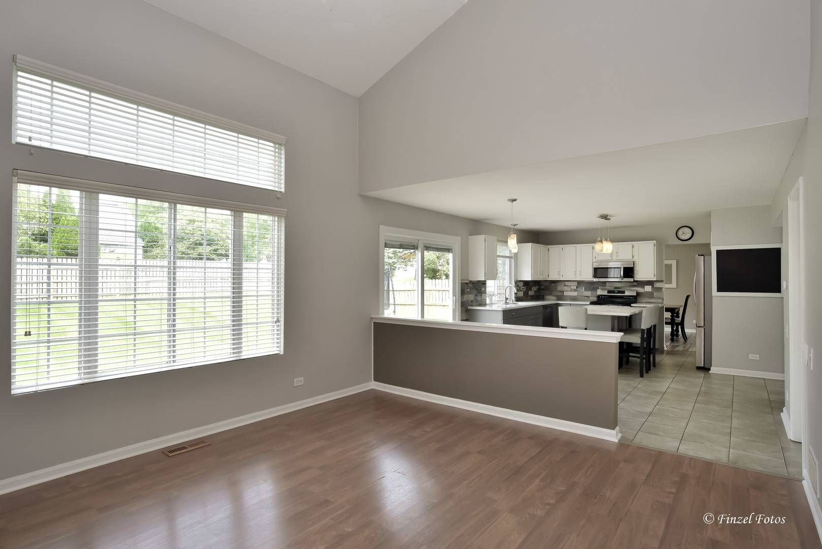 300 Briarwood LN, Algonquin, IL 60102
