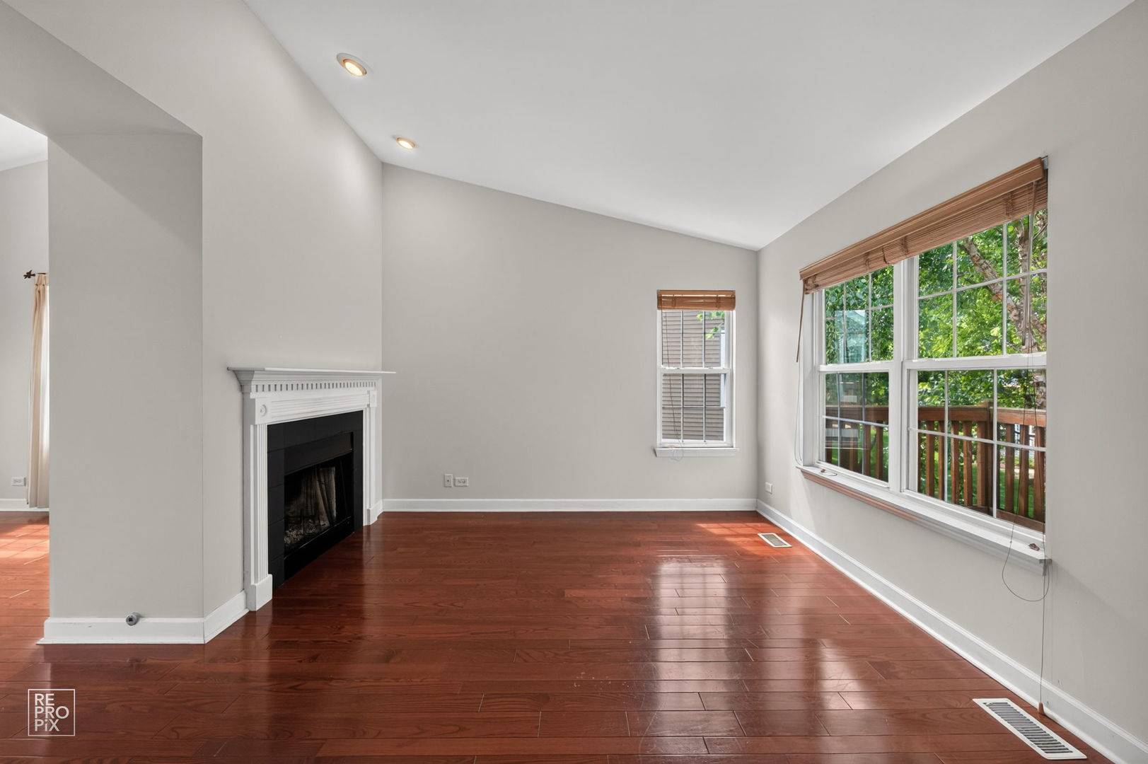 831 Genesee DR #831, Naperville, IL 60563