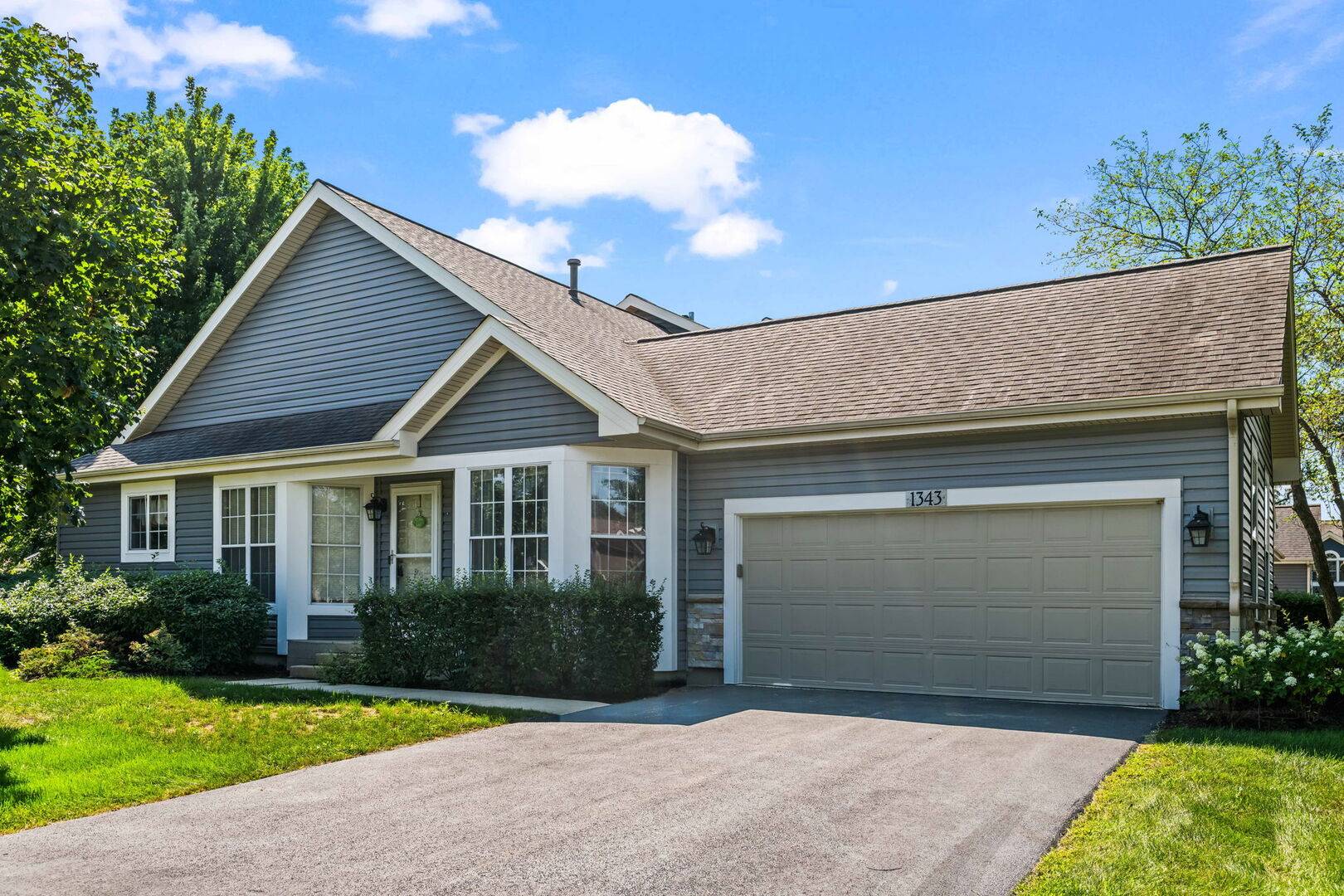 1343 Ridgefield CIR, Carol Stream, IL 60188