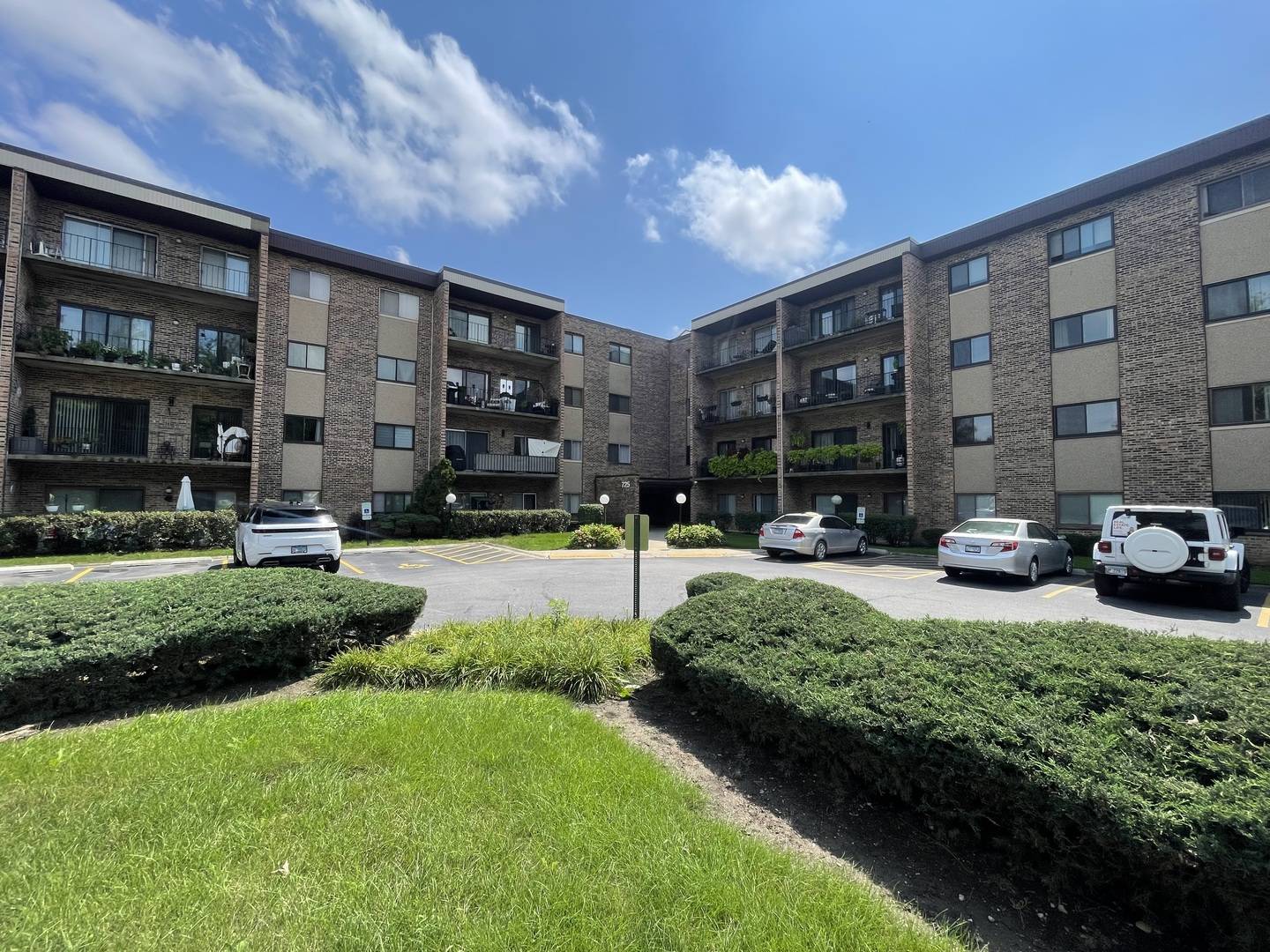 725 W Huntington Commons RD #416, Mount Prospect, IL 60056