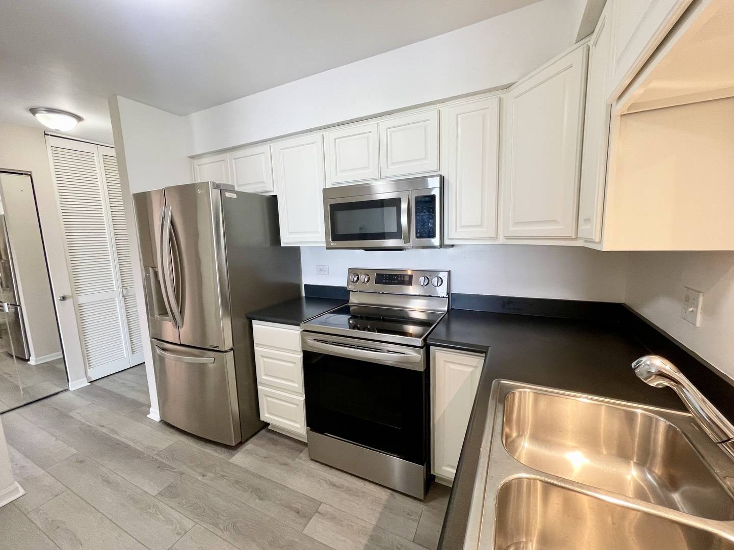 725 W Huntington Commons RD #416, Mount Prospect, IL 60056