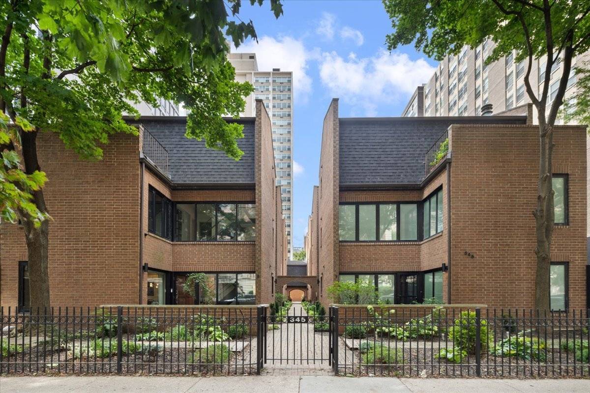 345 W BARRY AVE #8, Chicago, IL 60657