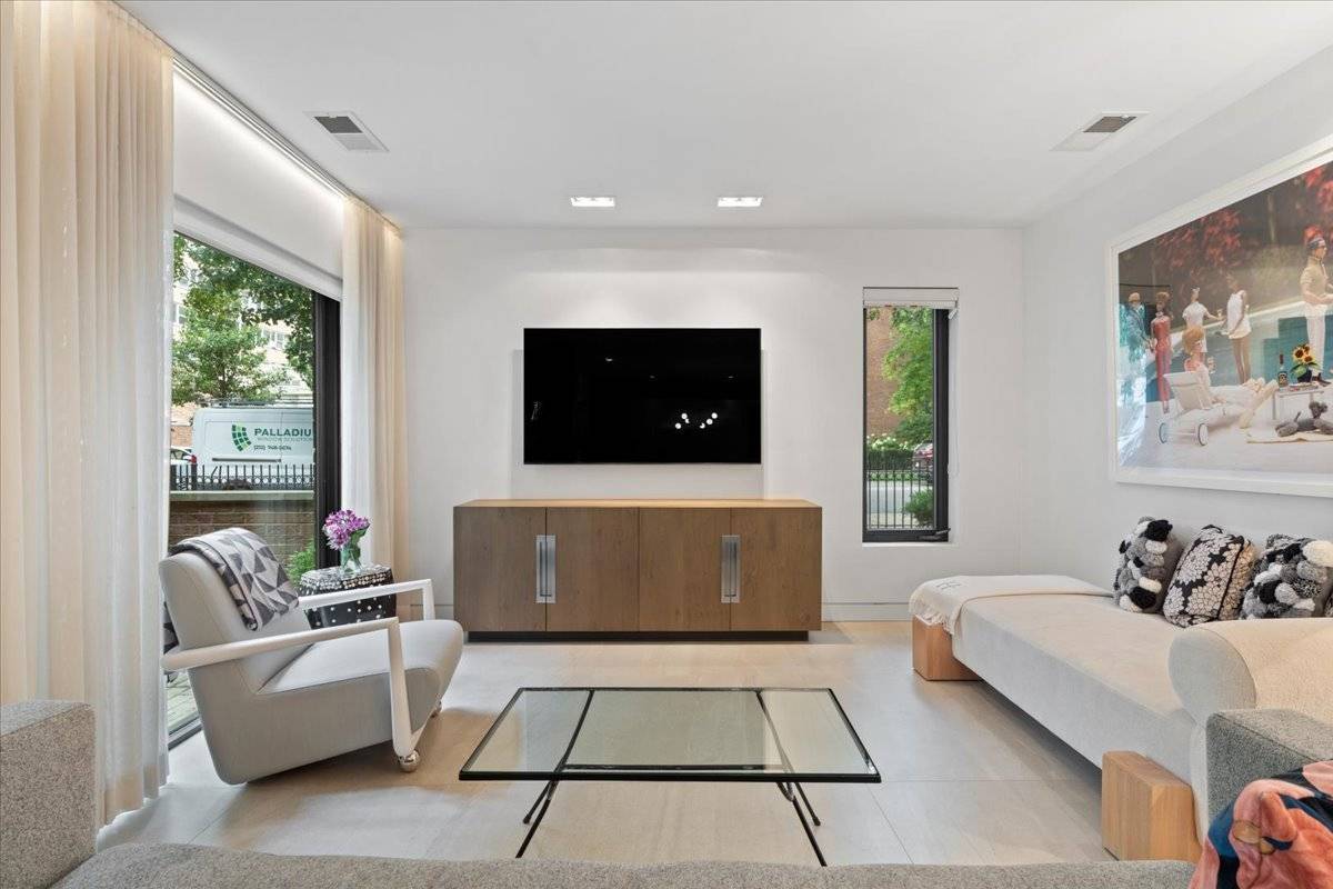 345 W BARRY AVE #8, Chicago, IL 60657