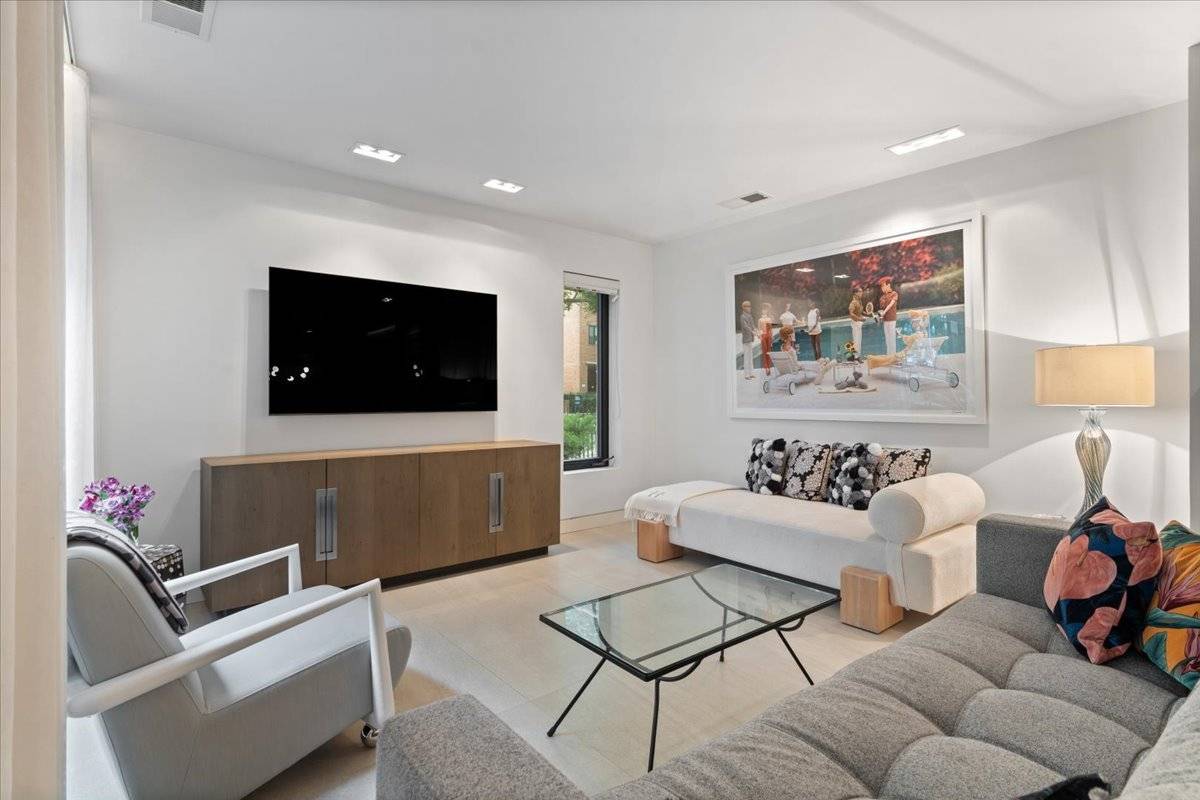 345 W BARRY AVE #8, Chicago, IL 60657
