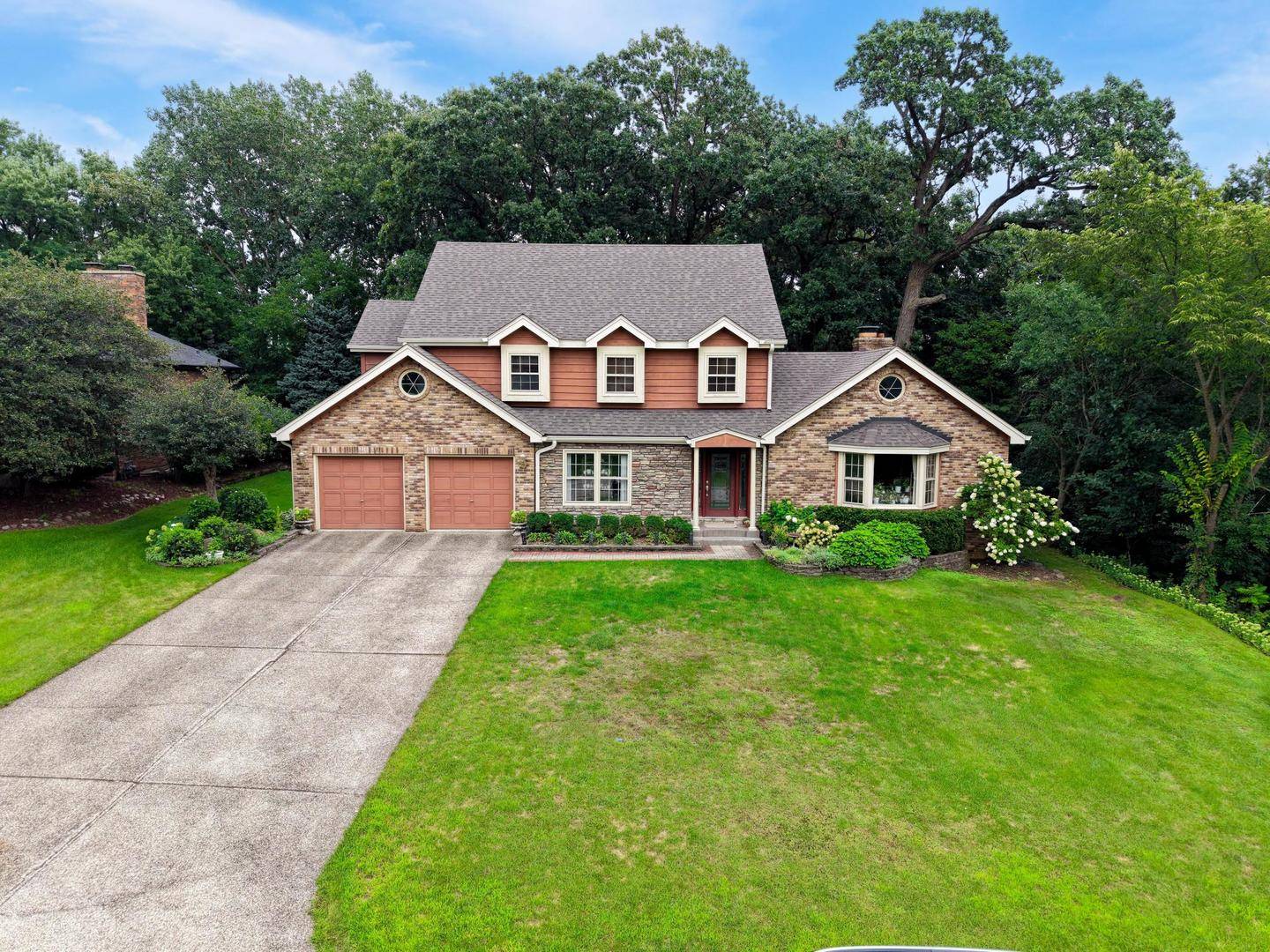 8751 Carlisle CT, Darien, IL 60561