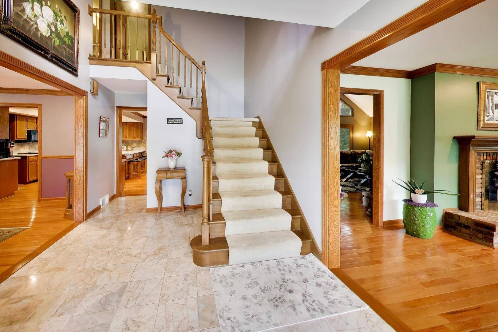 8751 Carlisle CT, Darien, IL 60561