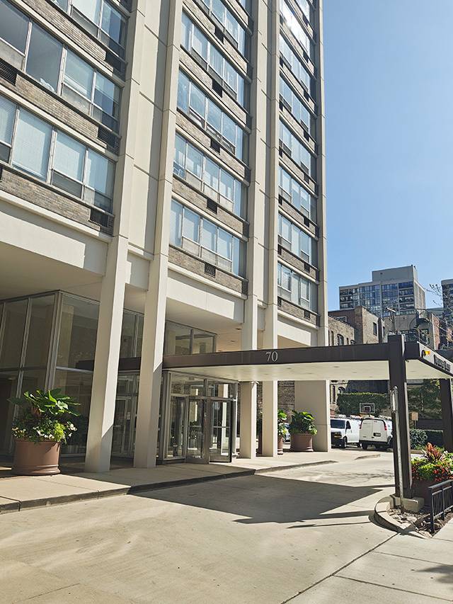70 W Burton PL #2401, Chicago, IL 60610