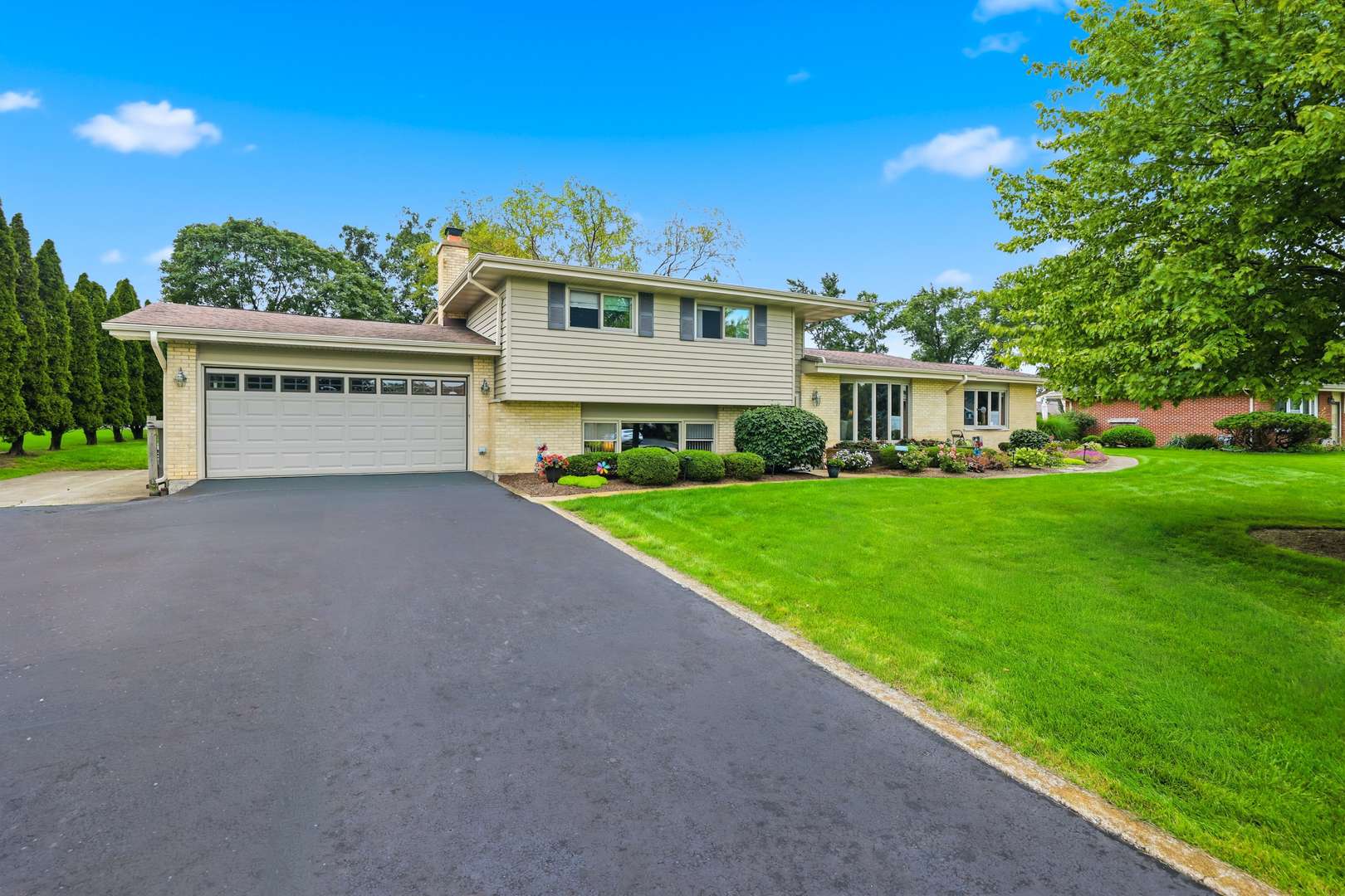 22W375 Walnut AVE, Medinah, IL 60157