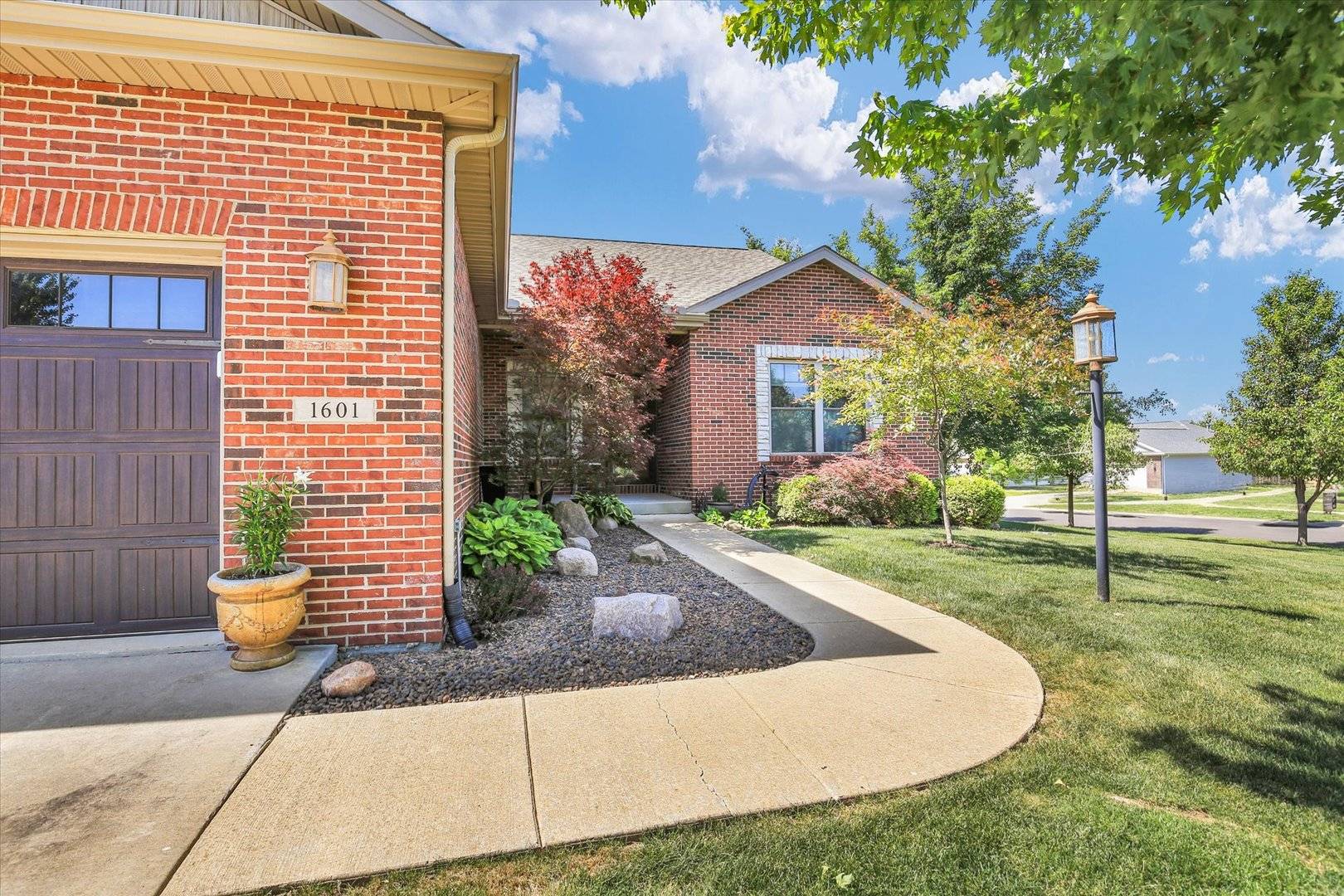 1601 Delane DR, Mahomet, IL 61853