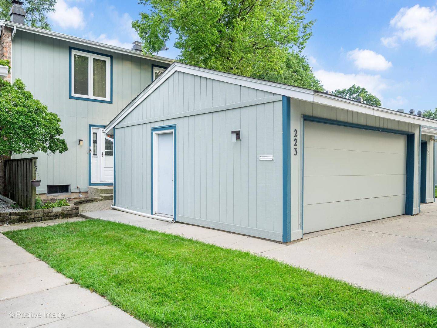223 Willow LN, Bloomingdale, IL 60108