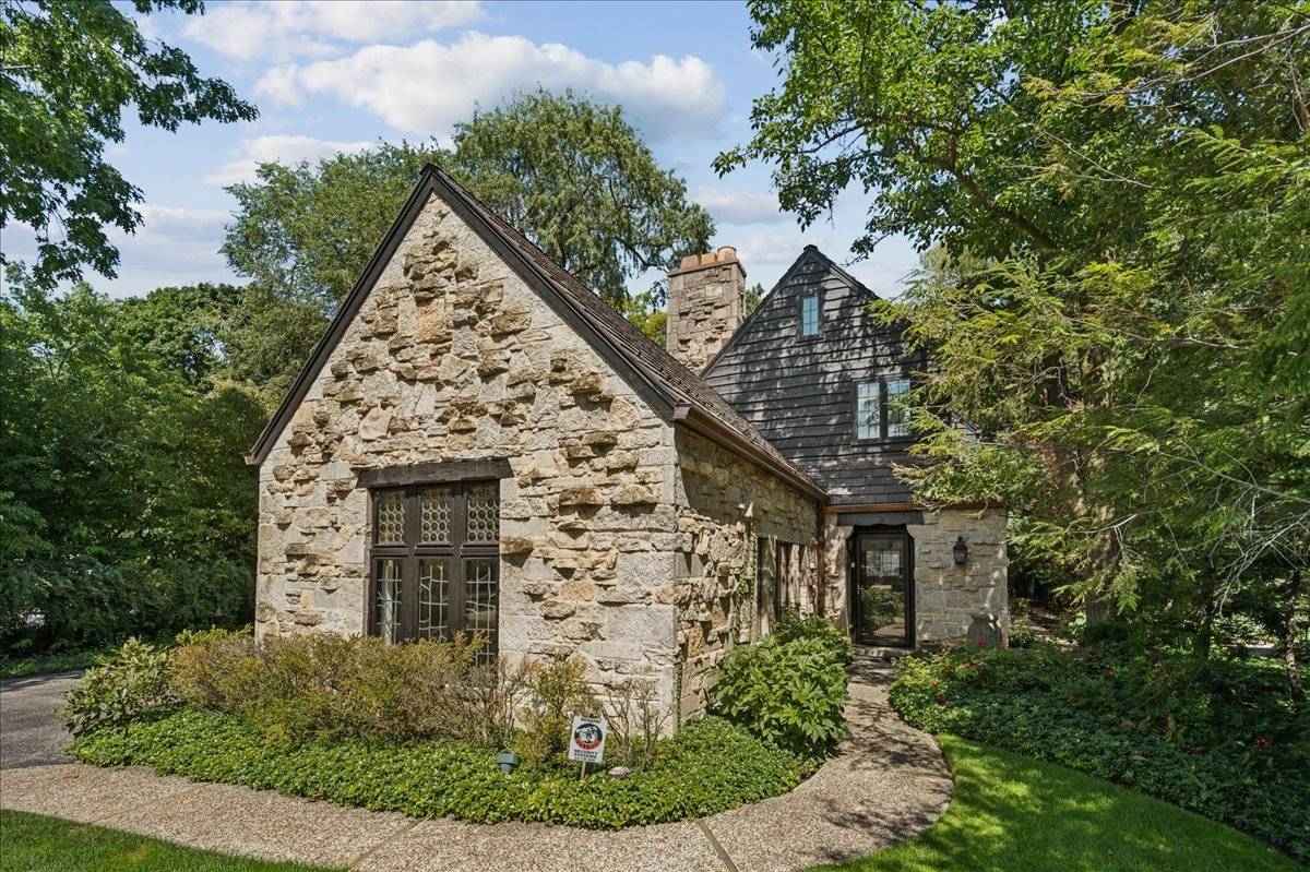 315 N Deere Park DR, Highland Park, IL 60035