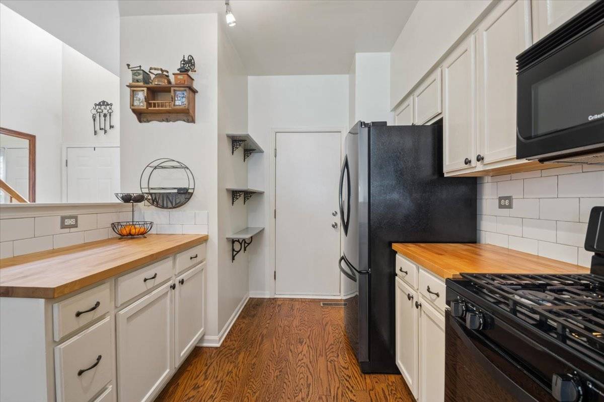 1041 PARK HILL CIR #1041, Aurora, IL 60502