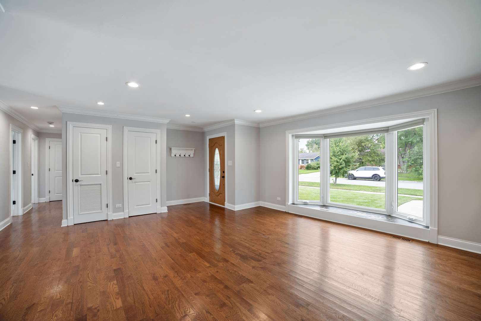 109 Crest AVE, Elk Grove Village, IL 60007