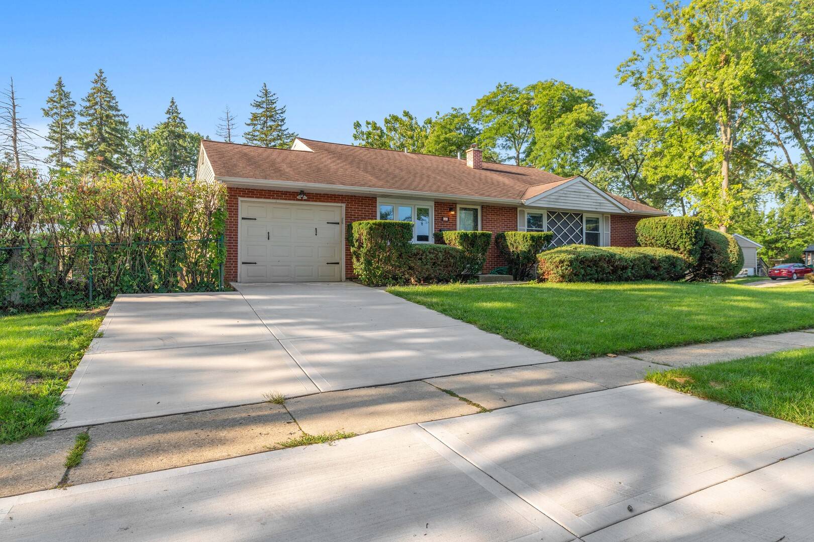 697 Hickory DR, Buffalo Grove, IL 60089