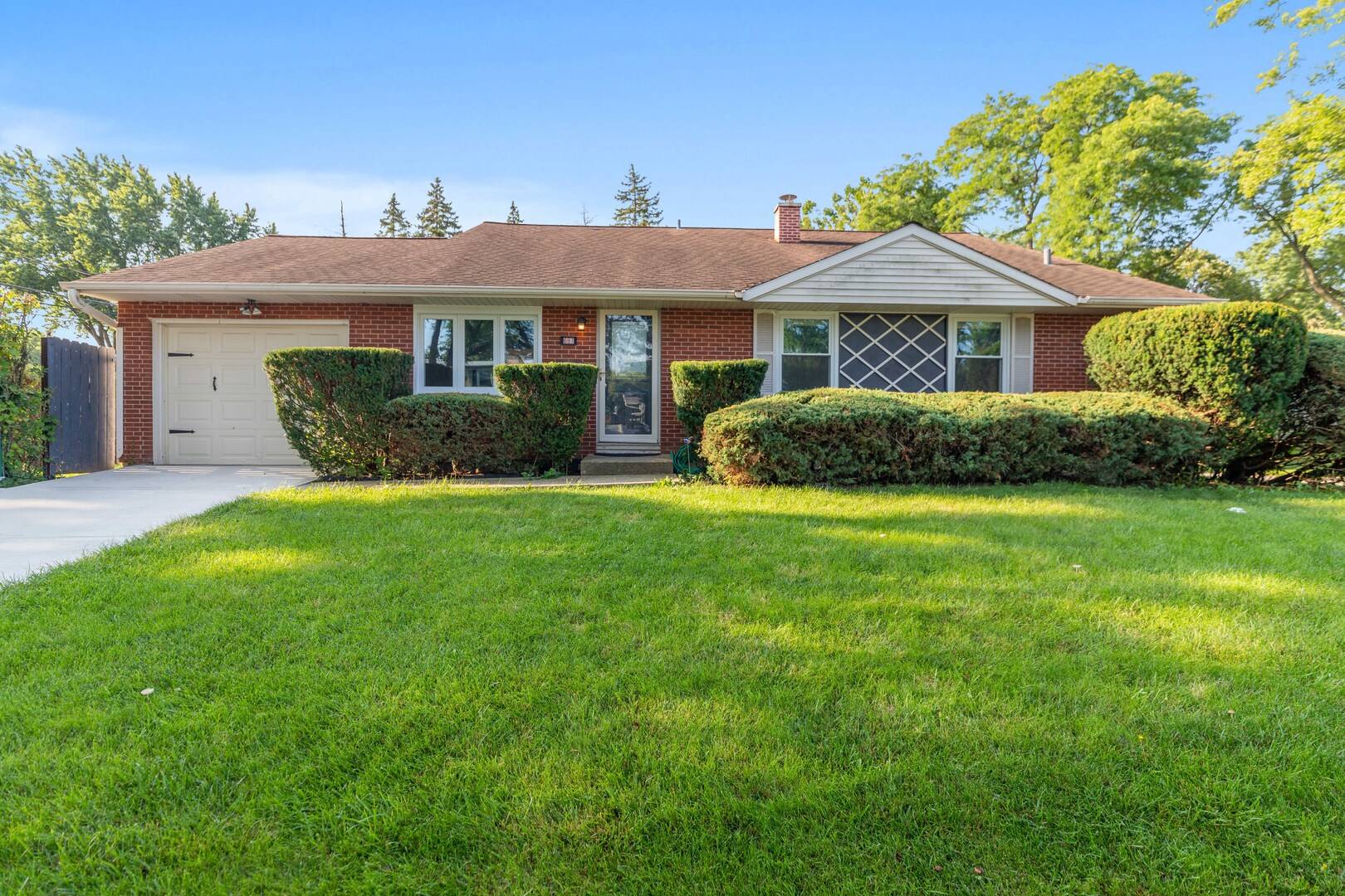 697 Hickory DR, Buffalo Grove, IL 60089