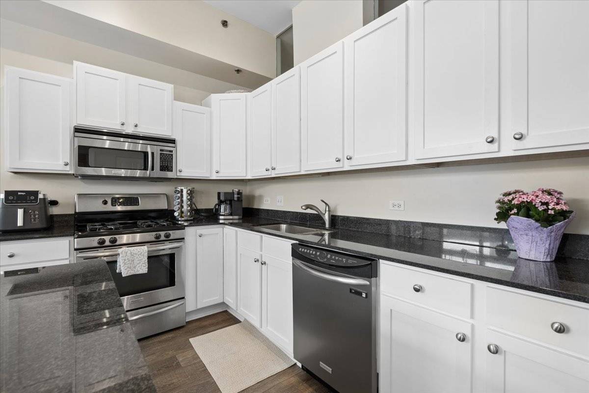 230 W Division ST #602, Chicago, IL 60610
