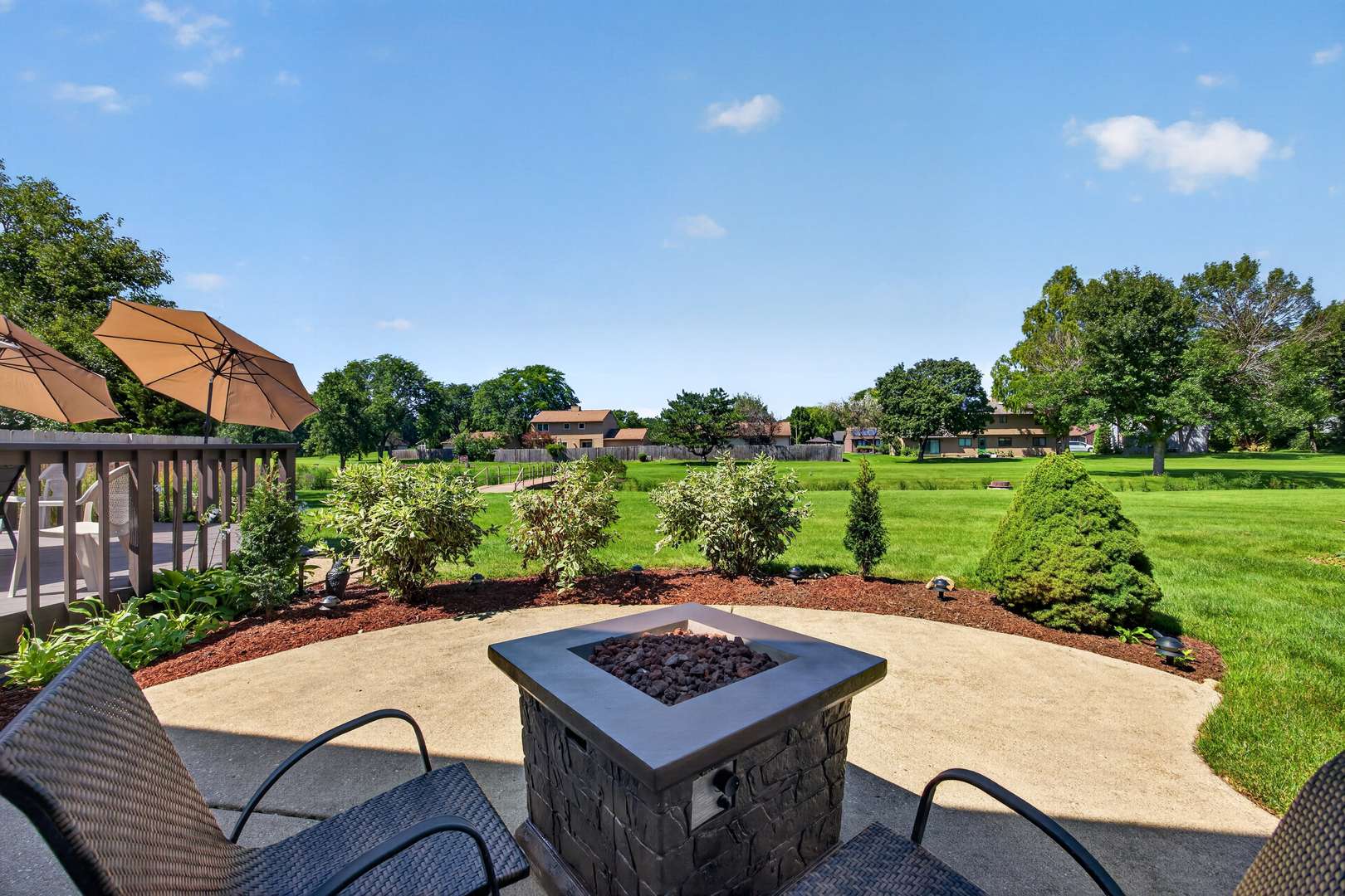 701 Parkview CT, Roselle, IL 60172