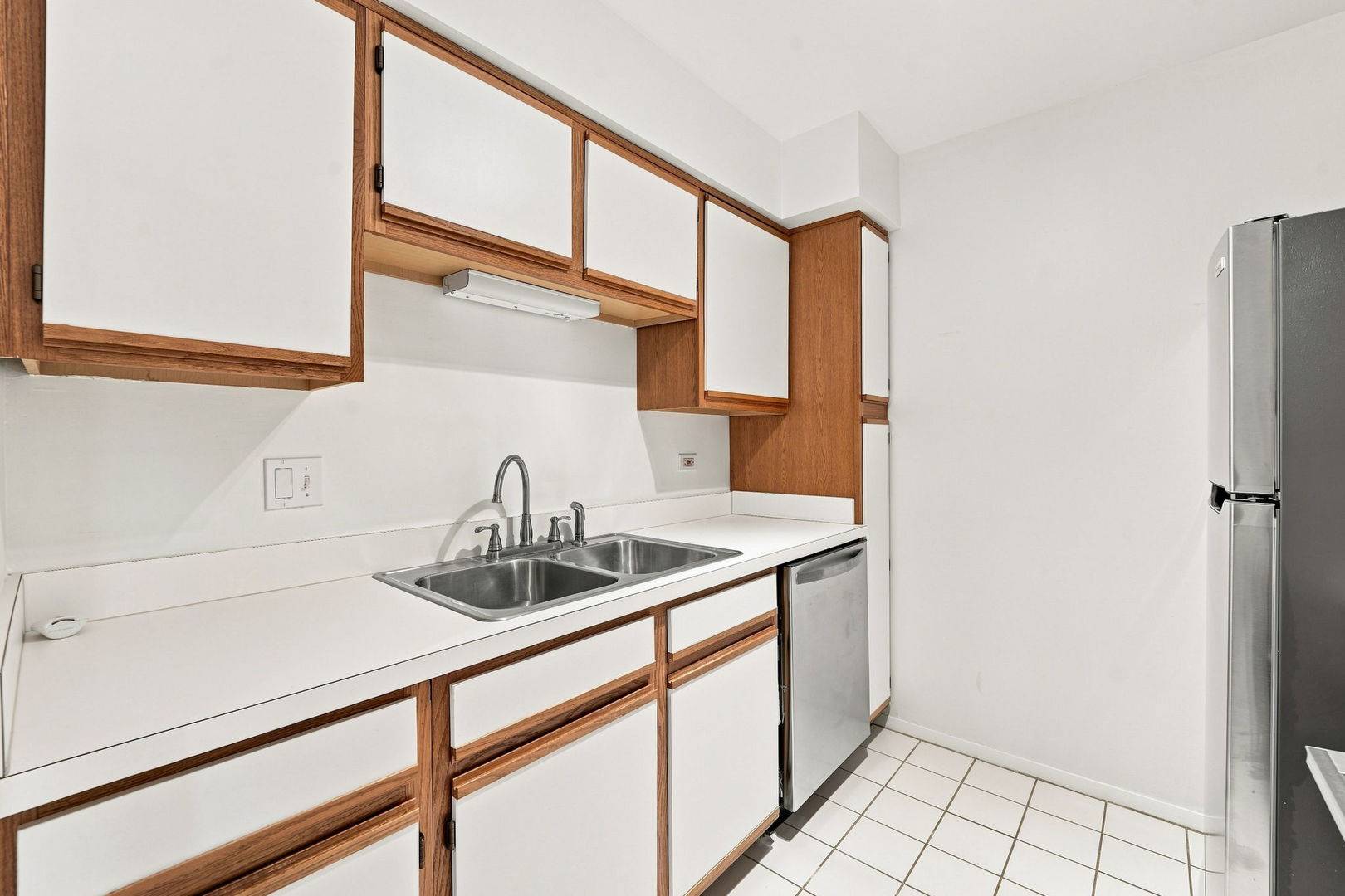 6109 Knoll Wood RD #102, Willowbrook, IL 60527