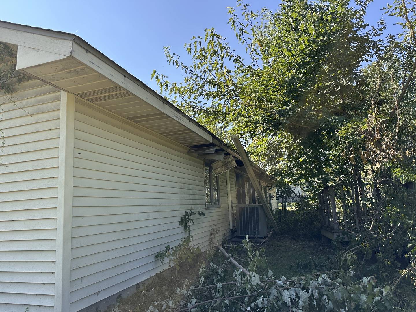 6586 Roberts RD, Marion, IL 62959
