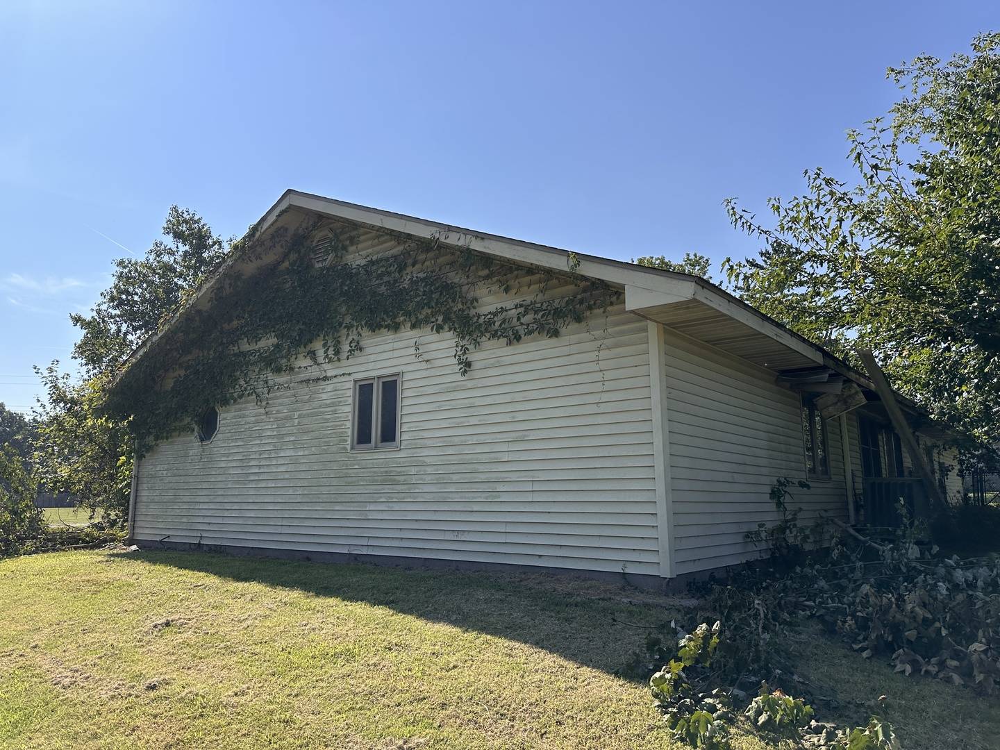 6586 Roberts RD, Marion, IL 62959