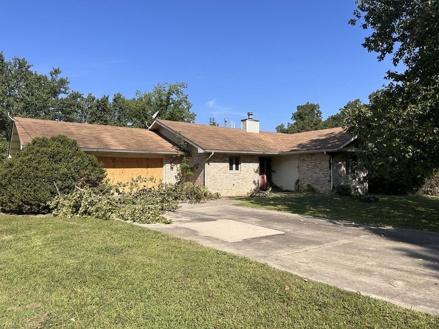 6586 Roberts RD, Marion, IL 62959