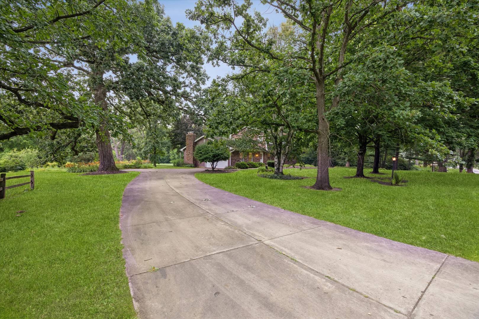 2s730 White Oak LN, Batavia, IL 60510