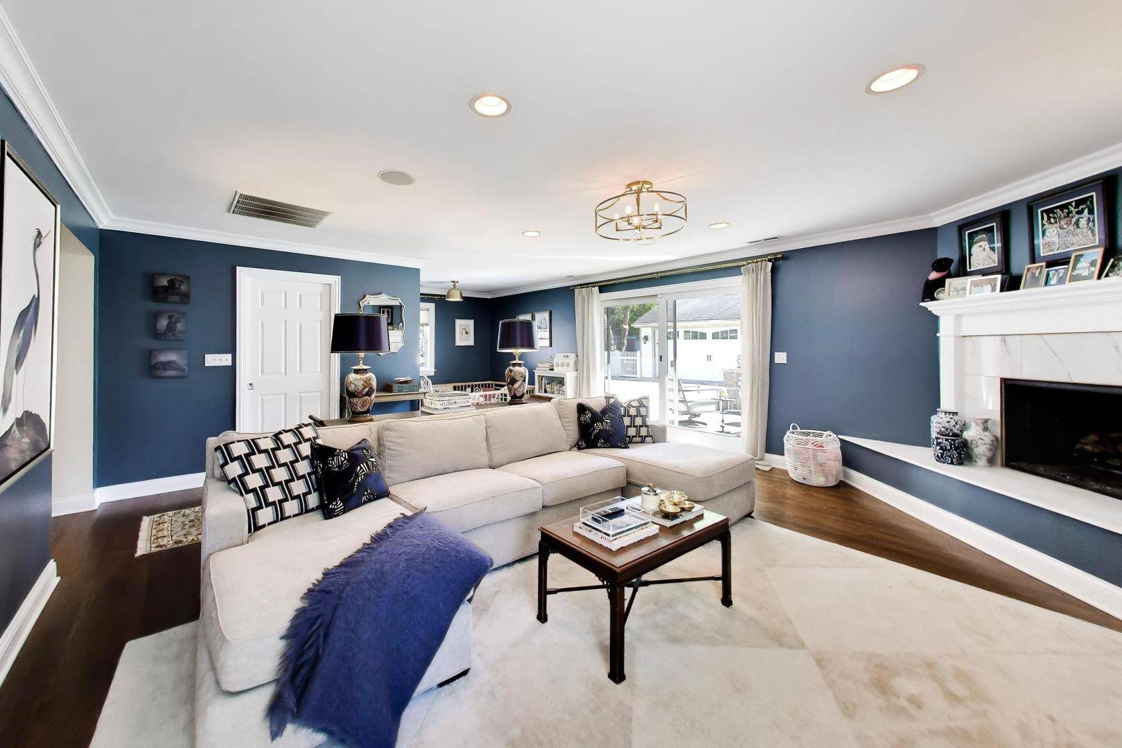 833 E Rockland RD, Libertyville, IL 60048