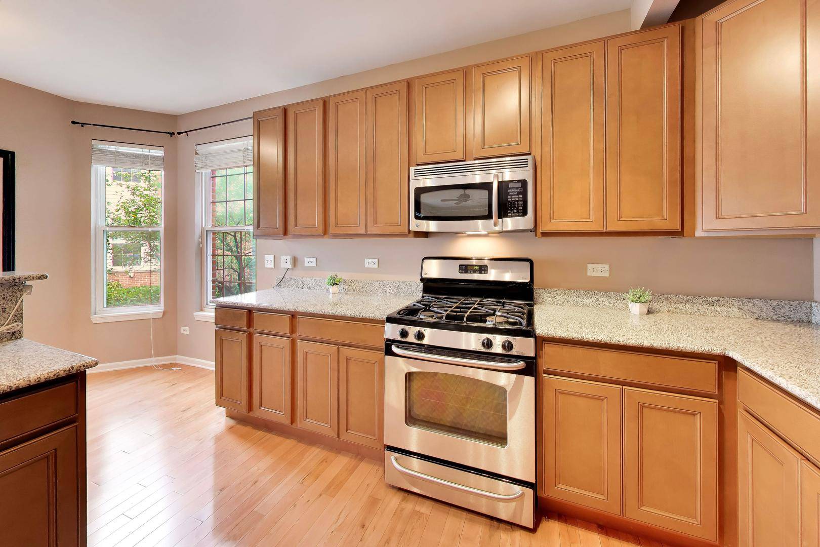 1050 Samantha DR, Lake Zurich, IL 60047