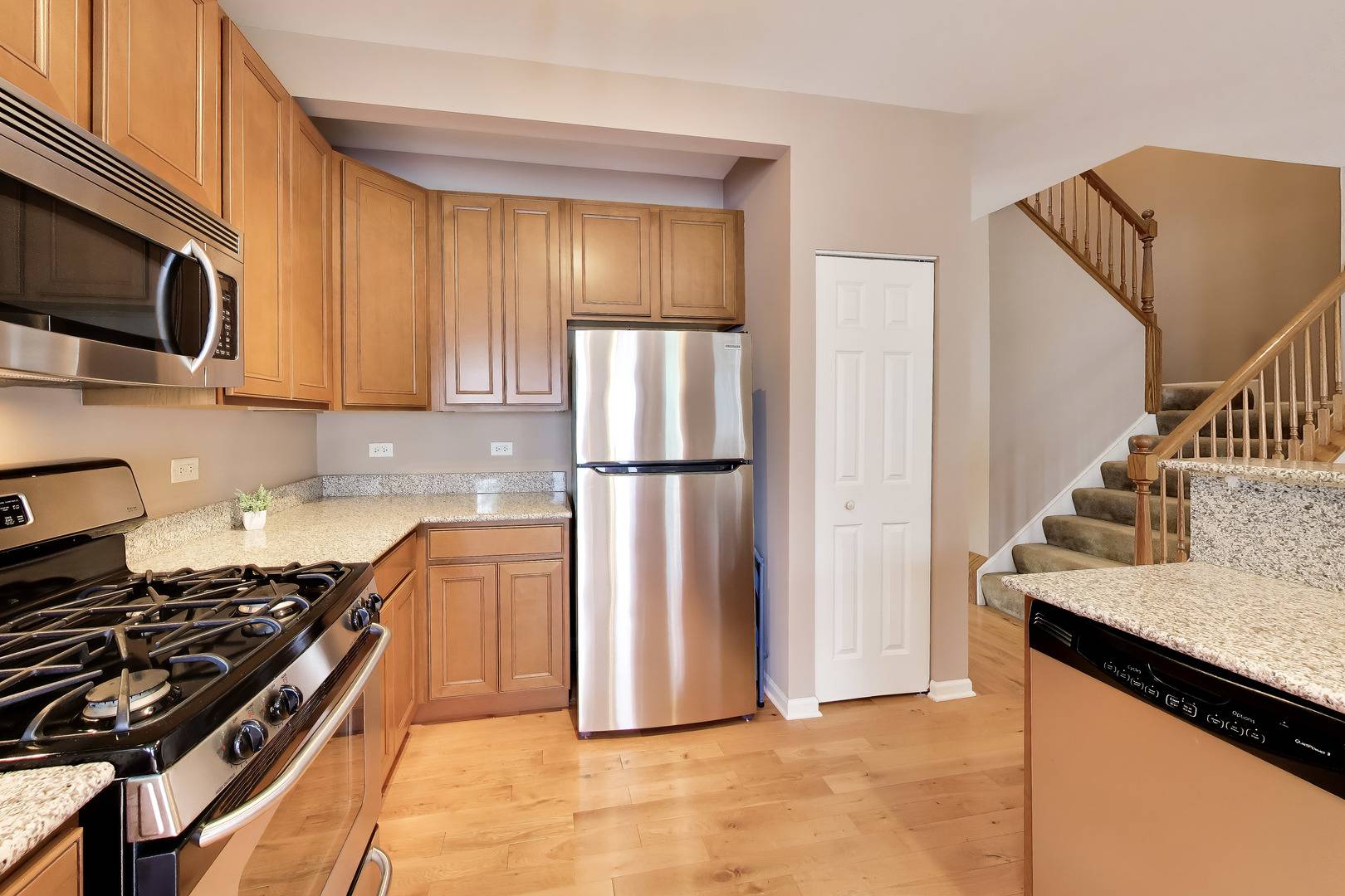 1050 Samantha DR, Lake Zurich, IL 60047
