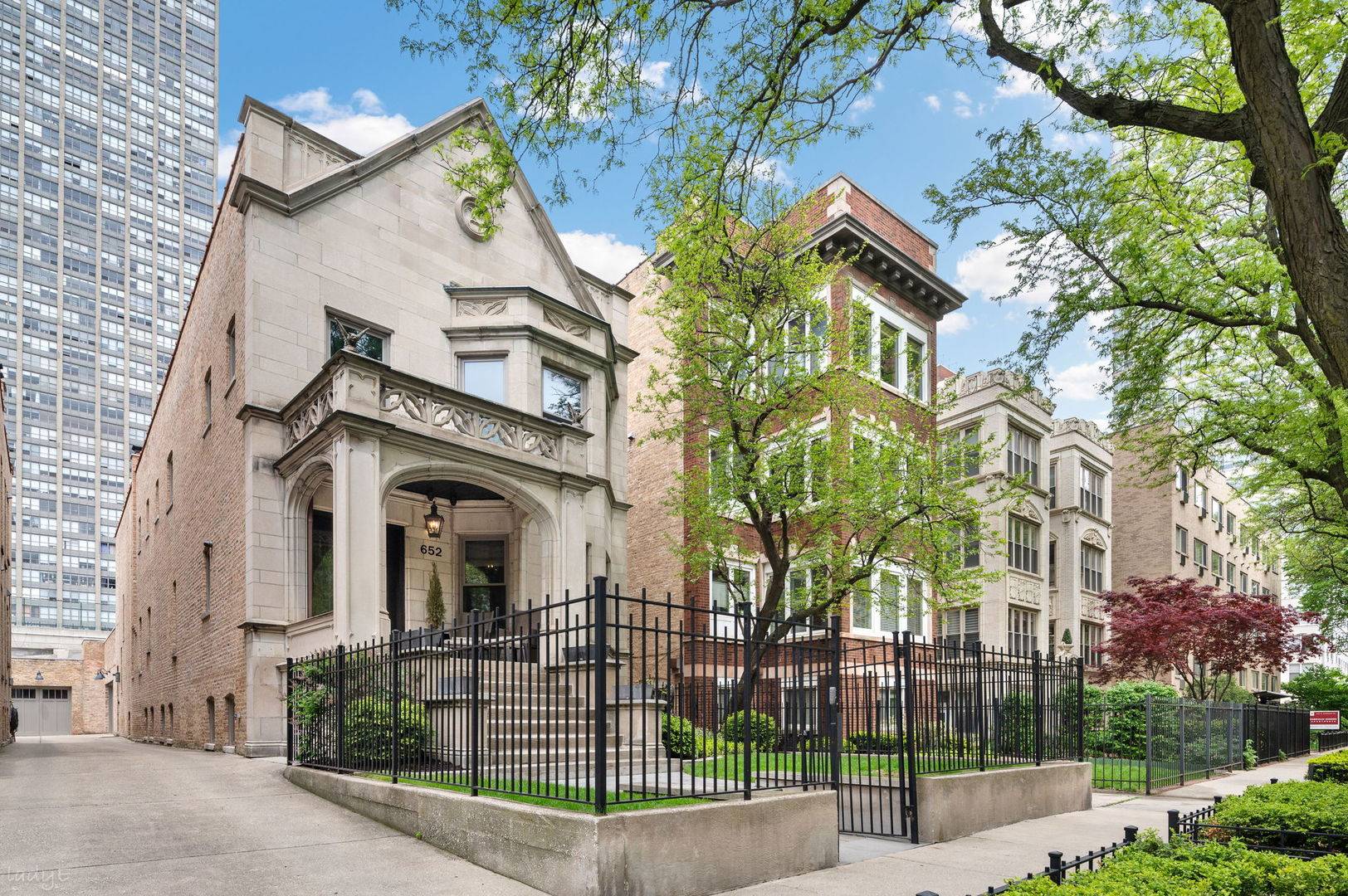 652 W Sheridan RD, Chicago, IL 60613