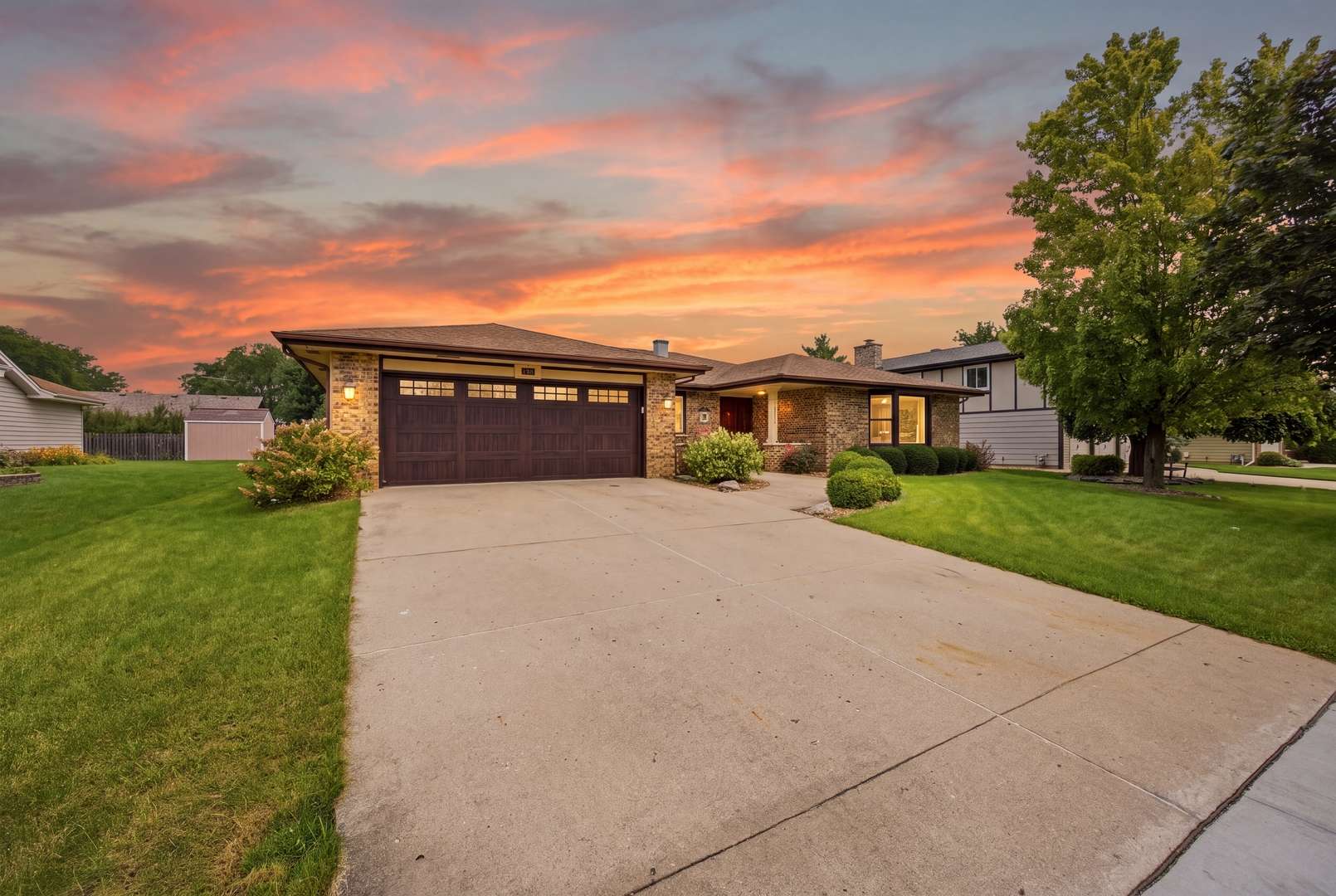 2122 Sherborn LN, Schaumburg, IL 60193