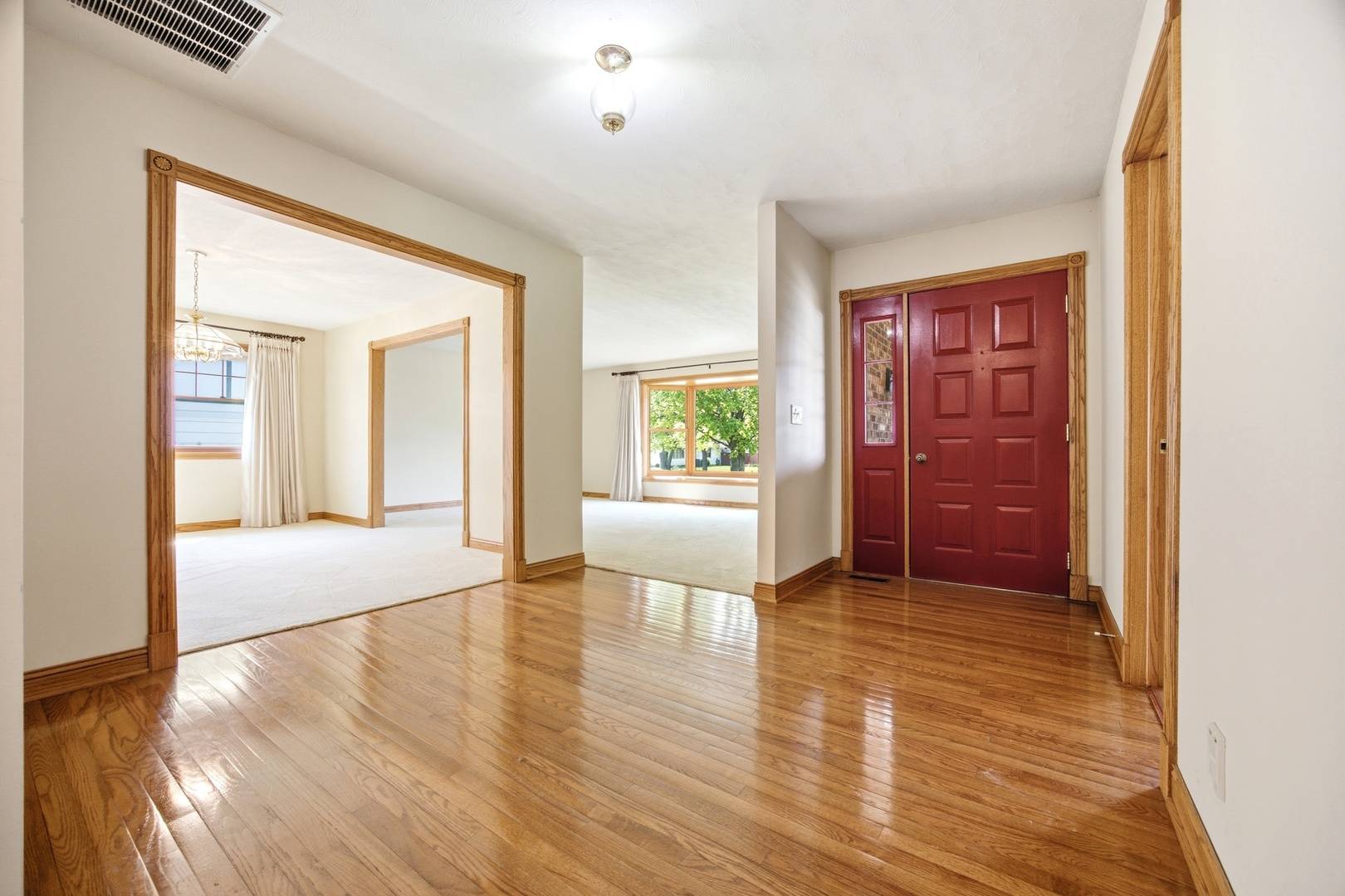 2122 Sherborn LN, Schaumburg, IL 60193