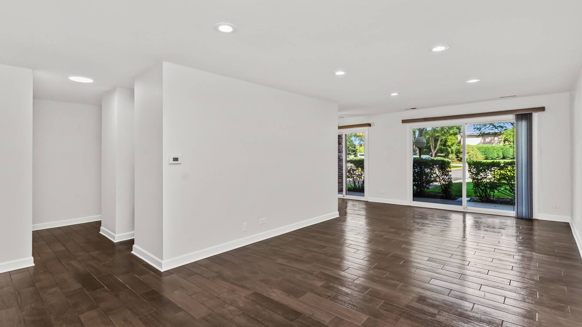 725 W Huntington Commons RD #104, Mount Prospect, IL 60056