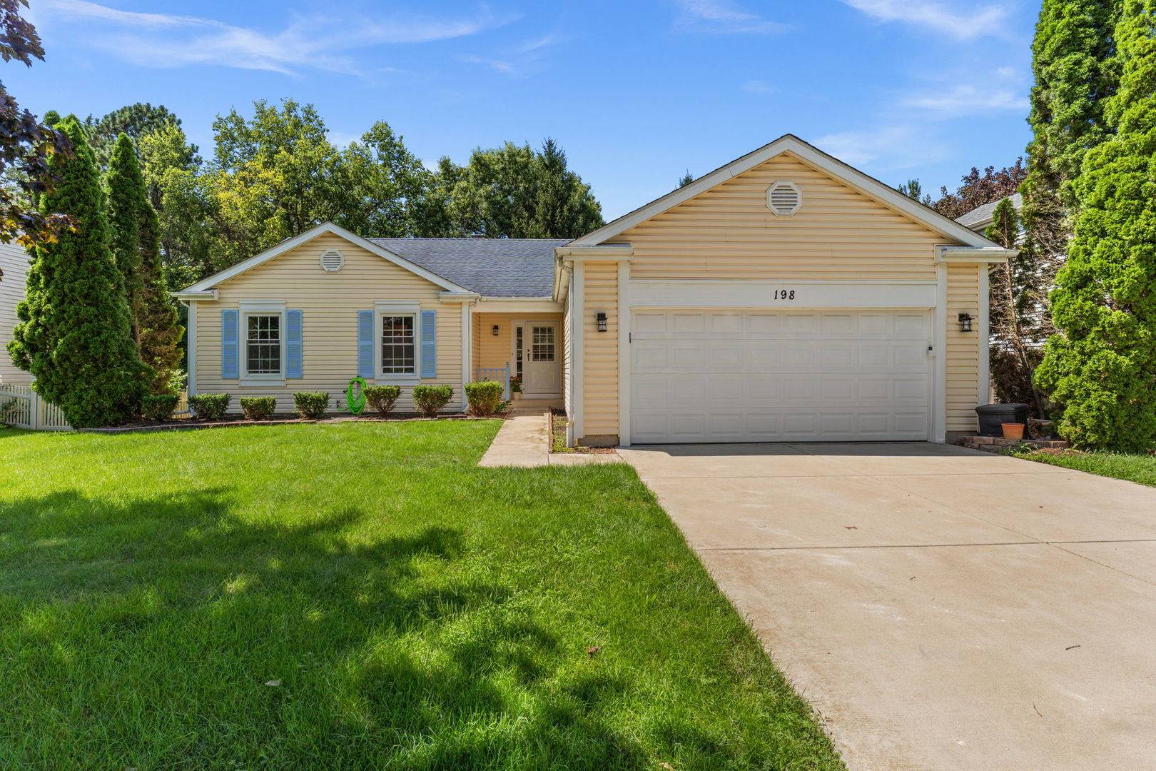 198 Mistwood LN, North Aurora, IL 60542