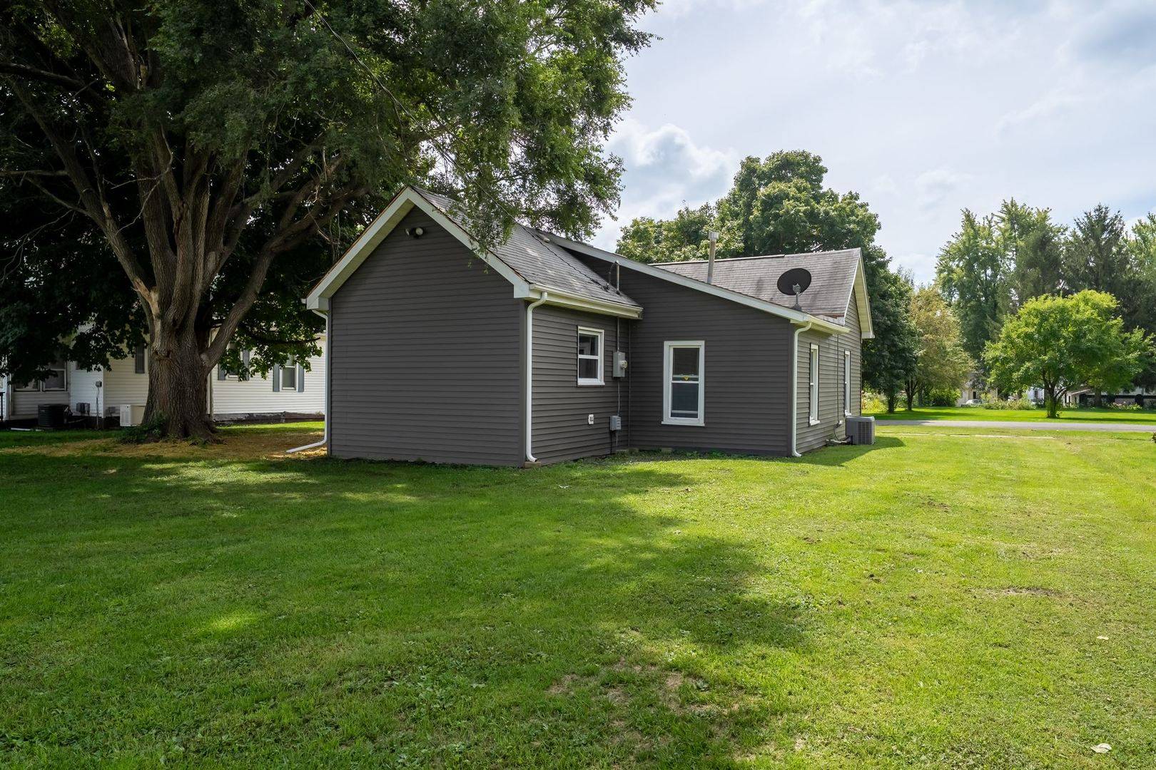 409 W Carter ST, Stanford, IL 61774