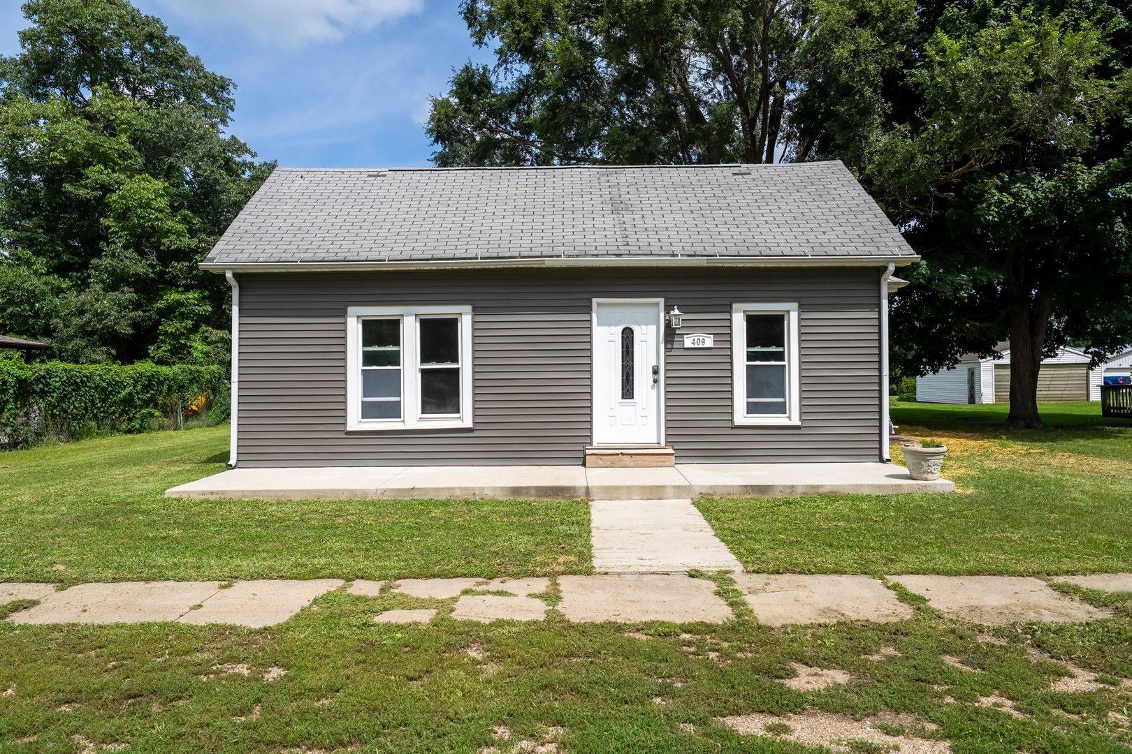 409 W Carter ST, Stanford, IL 61774