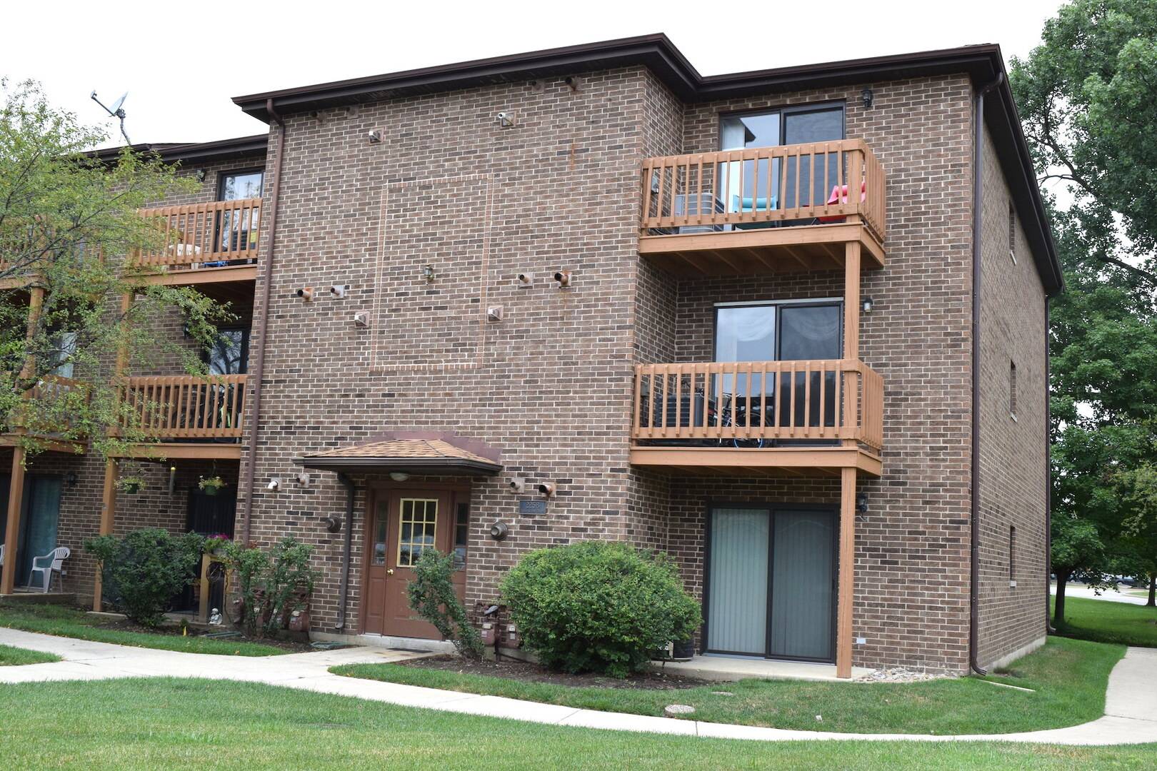 2258 Abbeywood DR #B, Lisle, IL 60532
