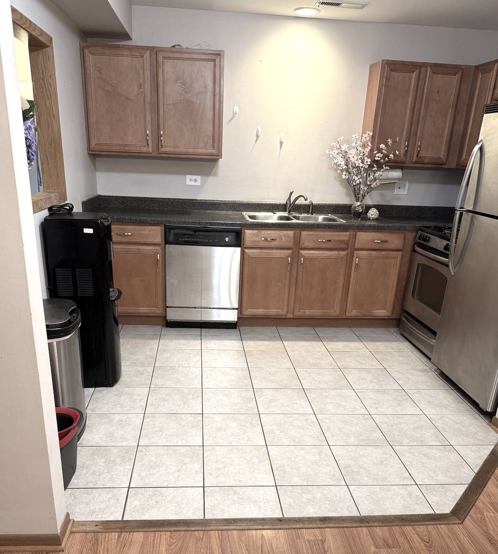 2258 Abbeywood DR #B, Lisle, IL 60532