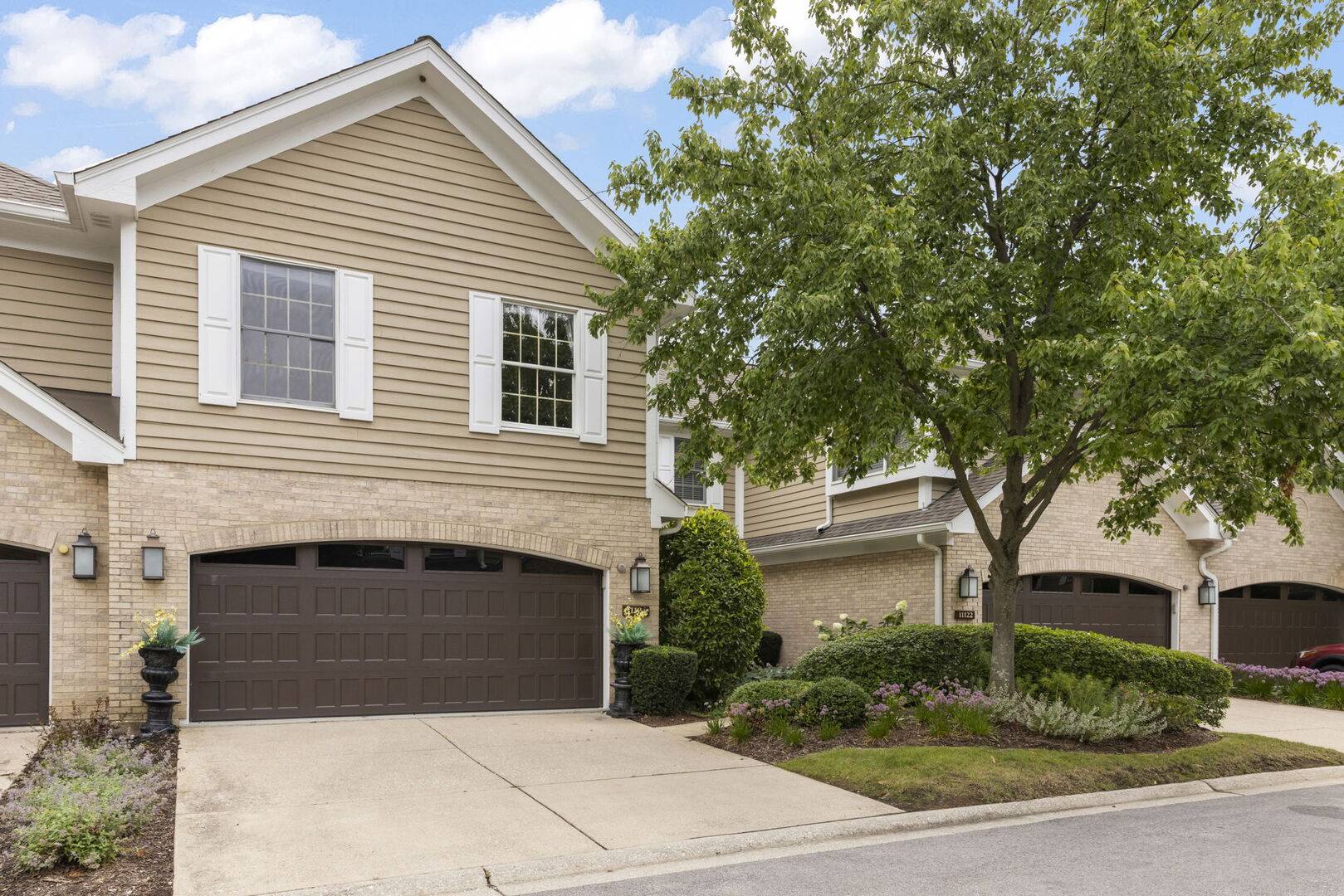 11124 Indian Woods DR, Indian Head Park, IL 60525