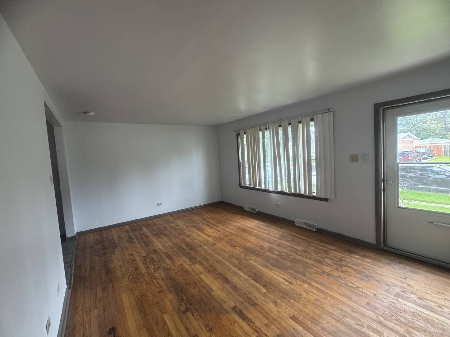 27 W 155th PL, South Holland, IL 60473