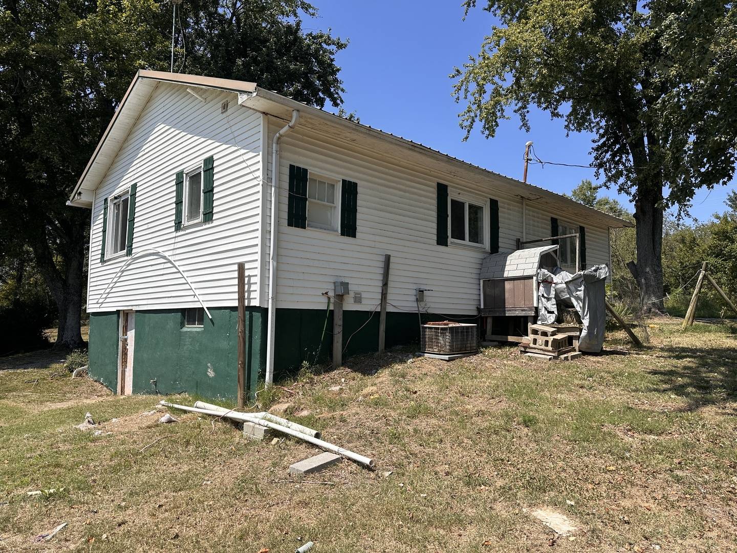 23780 Carlyle RD, Thompsonville, IL 62890