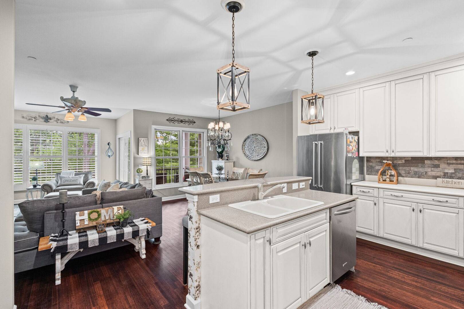 1907 Lynn CIR, Libertyville, IL 60048