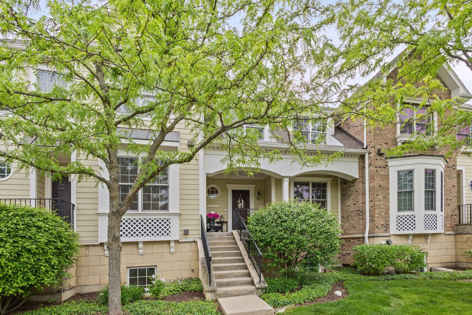 1907 Lynn CIR, Libertyville, IL 60048