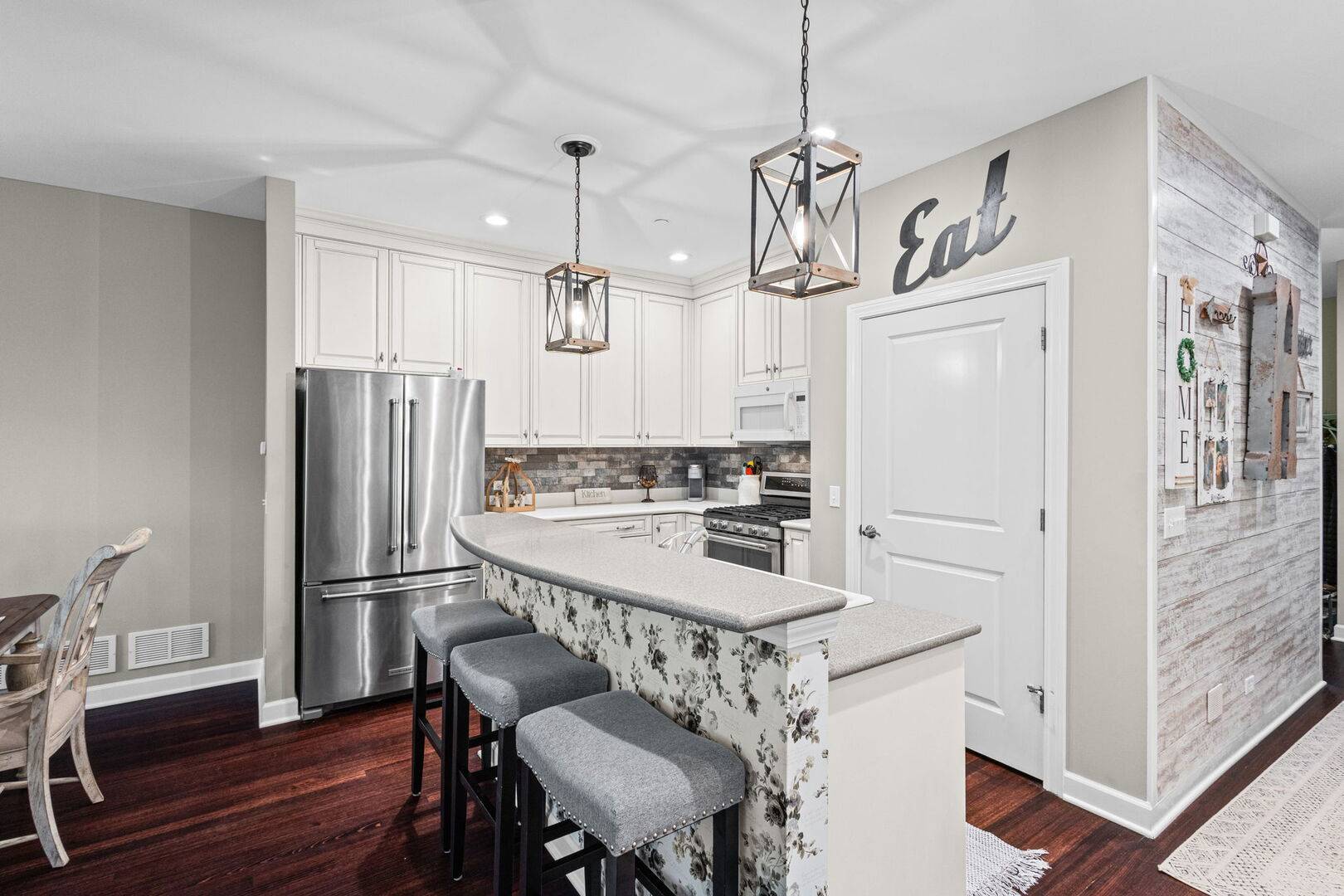 1907 Lynn CIR, Libertyville, IL 60048