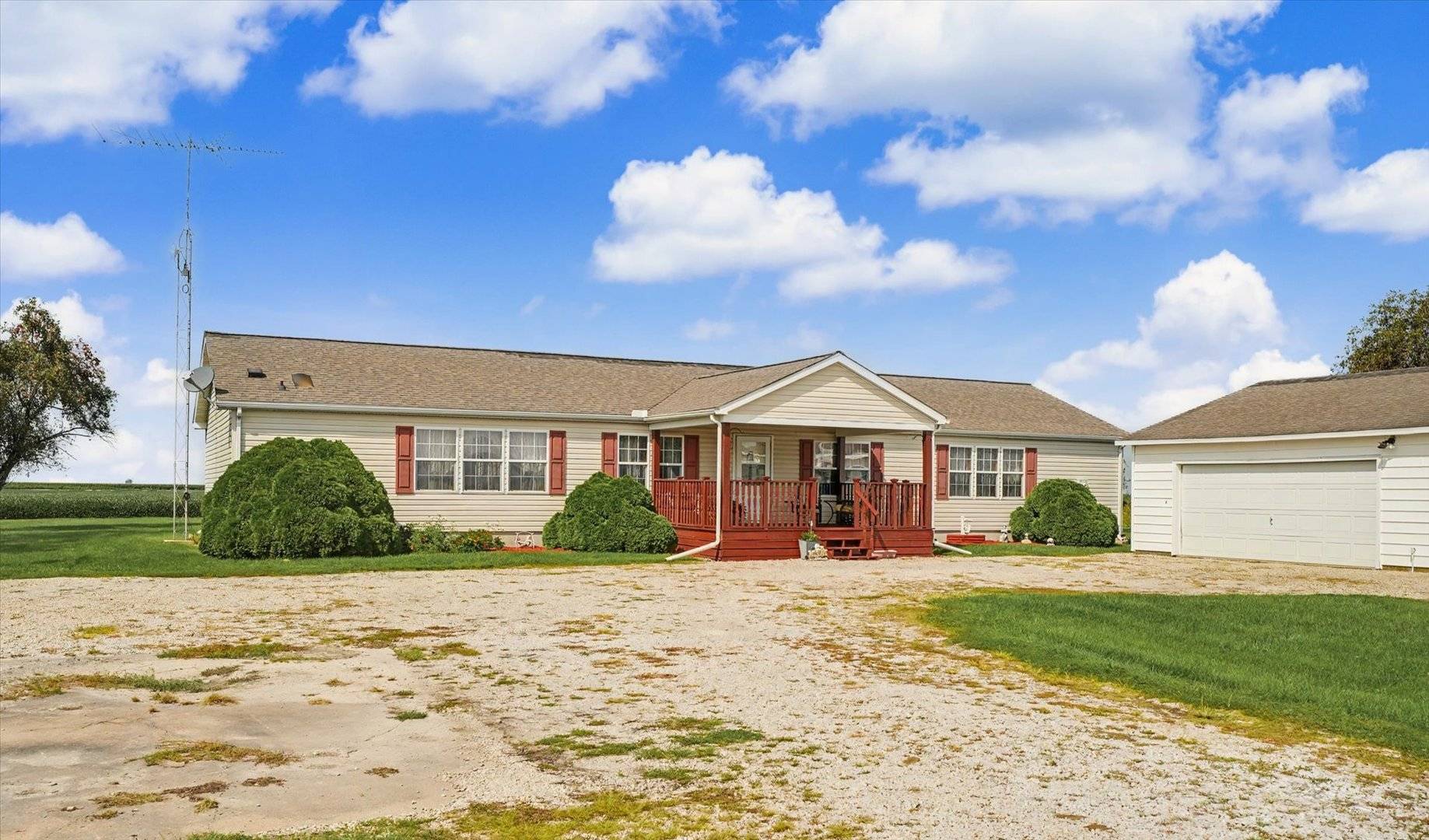 2225 E 1700th RD, Brocton, IL 61917