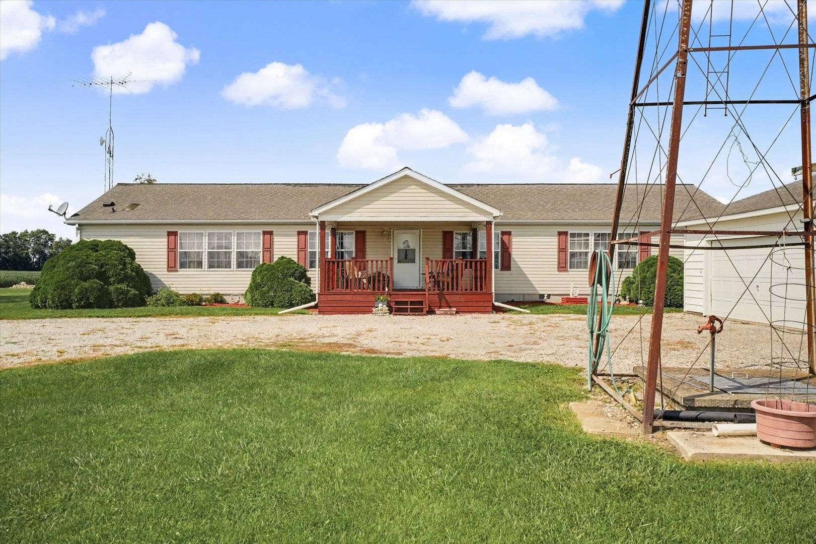2225 E 1700th RD, Brocton, IL 61917