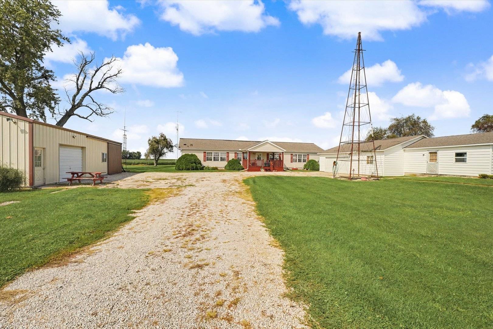 2225 E 1700th RD, Brocton, IL 61917