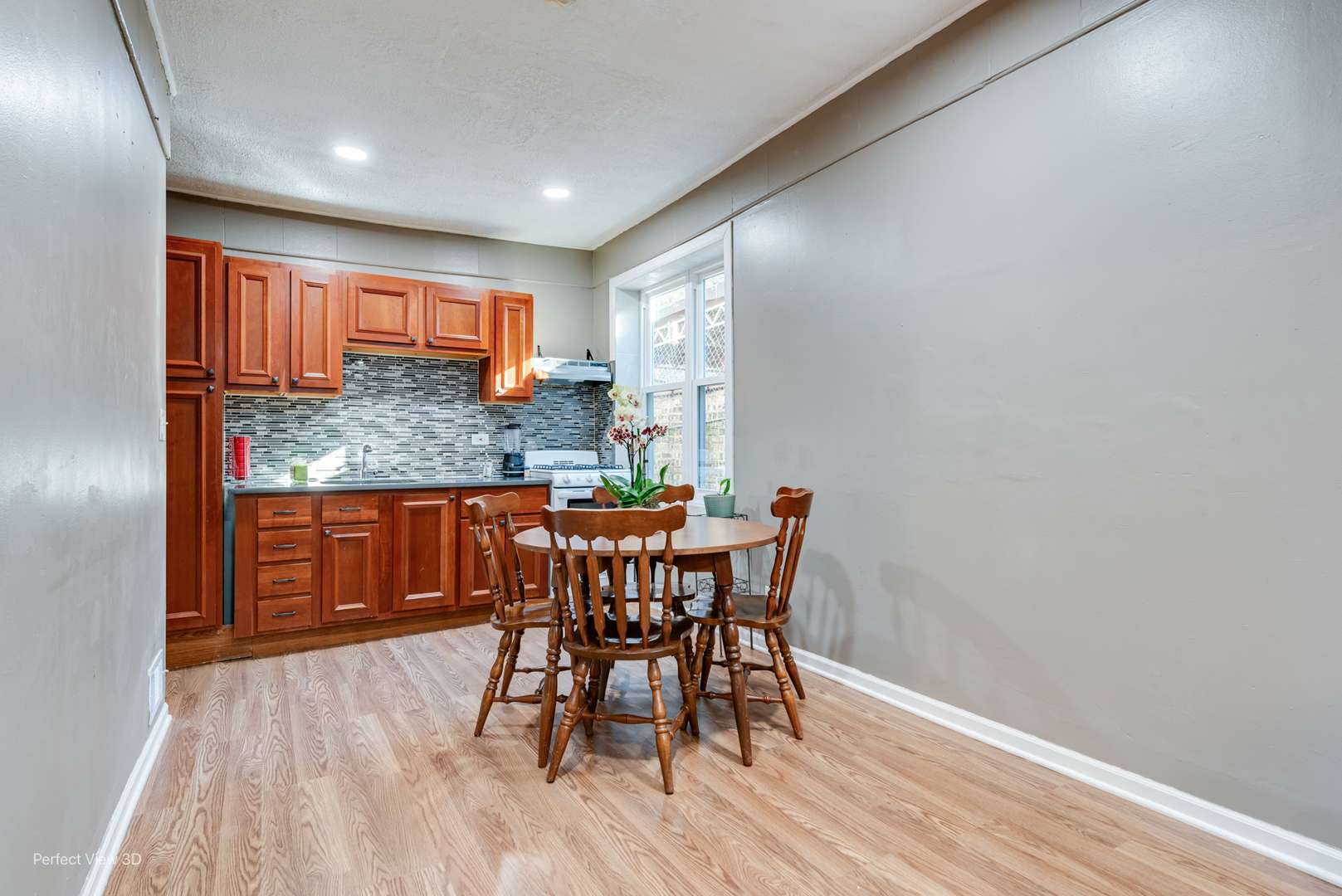 3916 W Grand AVE, Chicago, IL 60651