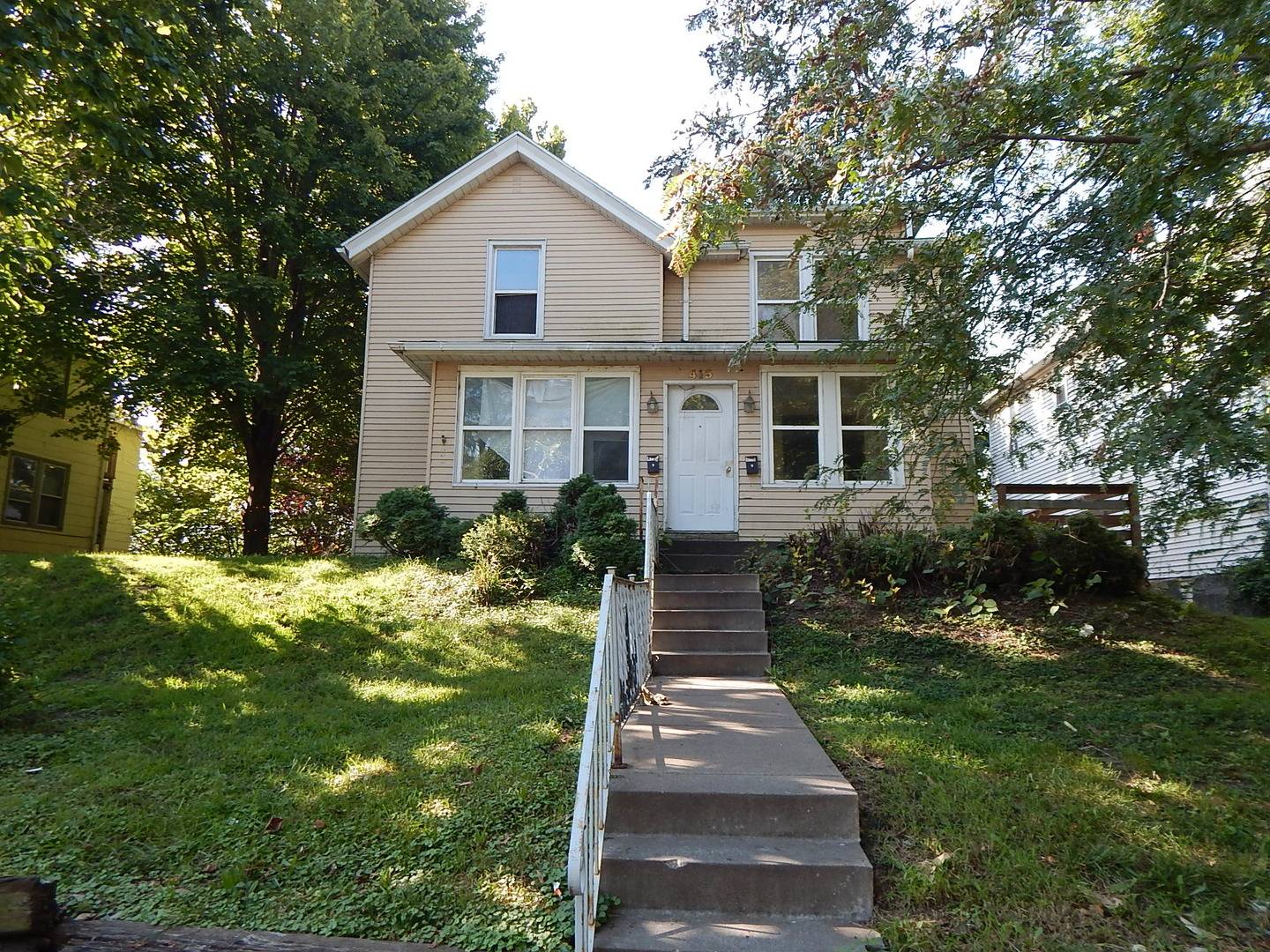 415 E 7th ST, Davenport, IA 52803